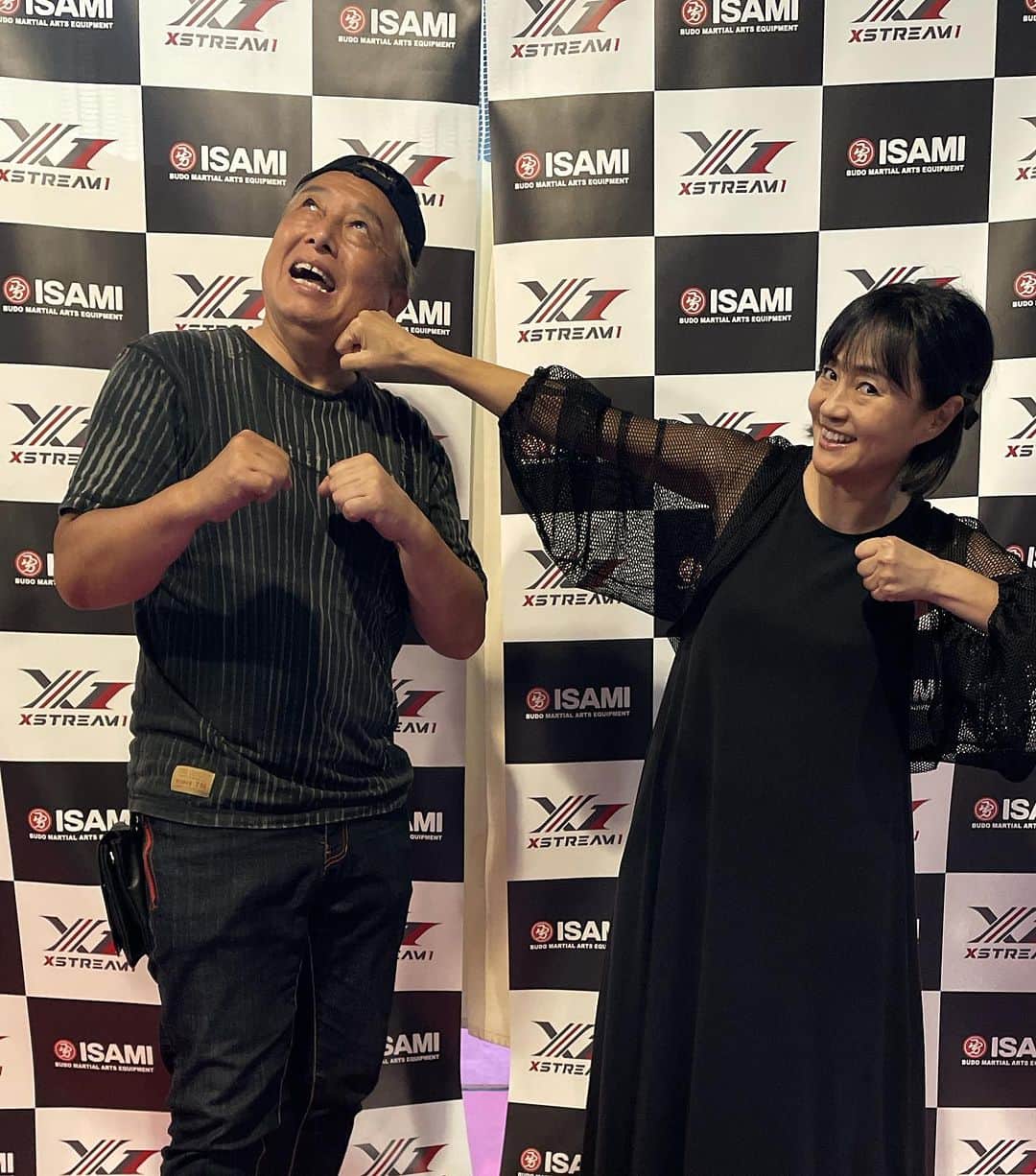 橋本志穂のインスタグラム：「前田憲作さんがプロデューサーをつとめるXSTREAM1 観戦しに行きました。  元ムエタイの世界王者で K-1でも活躍した前田さんが立ち上げた格闘技団体で、 キックボクシングだけでなく、 ムエタイやテコンドー、少林寺拳法の選手がリングに上がり、 異種格闘技の様相は まるで天下一武道会‼️  ジェントルマンファイトは 戦うことを諦めない　 37歳以上のミドル世代の格闘家たちがメダルをかけて戦います。  このメダルが 海洋廃棄物を再利用して作られたメダルで、 地球環境や環境問題にも関心を寄せる前田さんらしい❣️  まだ3回目の大会ですが、 いい選手がたくさん生まれるといいですね❣️  久しぶりの格闘技、楽しかったな。  女性の戦いもあったの！ かっこよかったー🥰 すぐ感化される私なので、 ボードの前で 旦那にパンチ、入れてみました。  しかし、、、 37歳オーバーはシニア枠みたいだけど、 私たちから見たら まだまだ若いからね❣️  諦めずにまだまだ、目標高く 頑張ってほしいですね。  今日は我が家の前に パトカーや刑事さんのせた車が どんどんやってきて、 車も出せない騒動。  ご近所さんが 家族で人生を諦めたようで たくさんの検視官もやってきて 規制線張られて通行も止められてたの。  ちょっと残念な暗い気持ちになってたので、 必死で戦う人たちをみて 元気をもらってきま た！  #xtream1 #たたかいつづける #ジェントルマンファイト #格闘技 #前田健作」