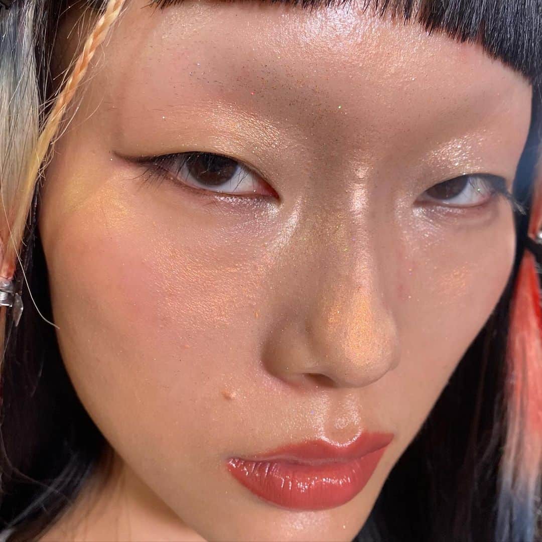 白石理絵のインスタグラム：「#Repost @_yueqiqi with @use.repost ・・・ YUEQI QI SS24 🐚Silicone Seascape 🐚 sponsored by UGG @ugg Hair and fancy wig: Tomihiro Kono @tomikono_wig Make-up: Rie Shiraishi @rieshiraishi1220  Musicians: Phew @originalphew007 Thomas Lamb @thomaswlamb  Jan Urila Sas @janurilasas Kosei Terunuma @koseiterunuma Jesus Weekend @jesusweekend Riki Hidaka @rikihidaka Merin(zombie-chang) @meirin_zzz Kali Masha @kali_masha  Lighting: AIBA @ljaiba_jr5462 VJ artist: Manami Sakamoto @_manamisakamoto  Model: AYO DEREJSKA CELIA CHEN XI ELVIRA HASANA IVY KINA KODACHI TAKARABE KYLIE  LISA LISA TANIMURA MANAMI  MARISA SHEA MAYBEN MAYO MIKA MISAKO MOEKO MYU NANAO SARIE VIRGIN SHEN YUUKA Casting: Natsumi Takahashi @spicynatsuroll  Ko @zeyehongyi  PR: MATT. @matt.tokyoseoul  Photography:  E-WAX @e_waxstudio  Show Direction: Ryo Azumi(DRUMCAN inc.) @ryoazumi Line Producer: Shingo Isoyama(hechikan inc.) @isoyamashingo Production: hechikan inc. + DRUMCAN inc. @drumcaninc Special thanks to @matt.tokyoseoul junsukeyamasaki @enakajiya   Thank you for having me @_yueqiqi 🐚💚🌀  Thank you to my team💚 @ai___mich  @tsukimake  @mizuho.hairmake  @rui_sato @koshiba_ayana  @_lucky.makeup_  @annanogram04」