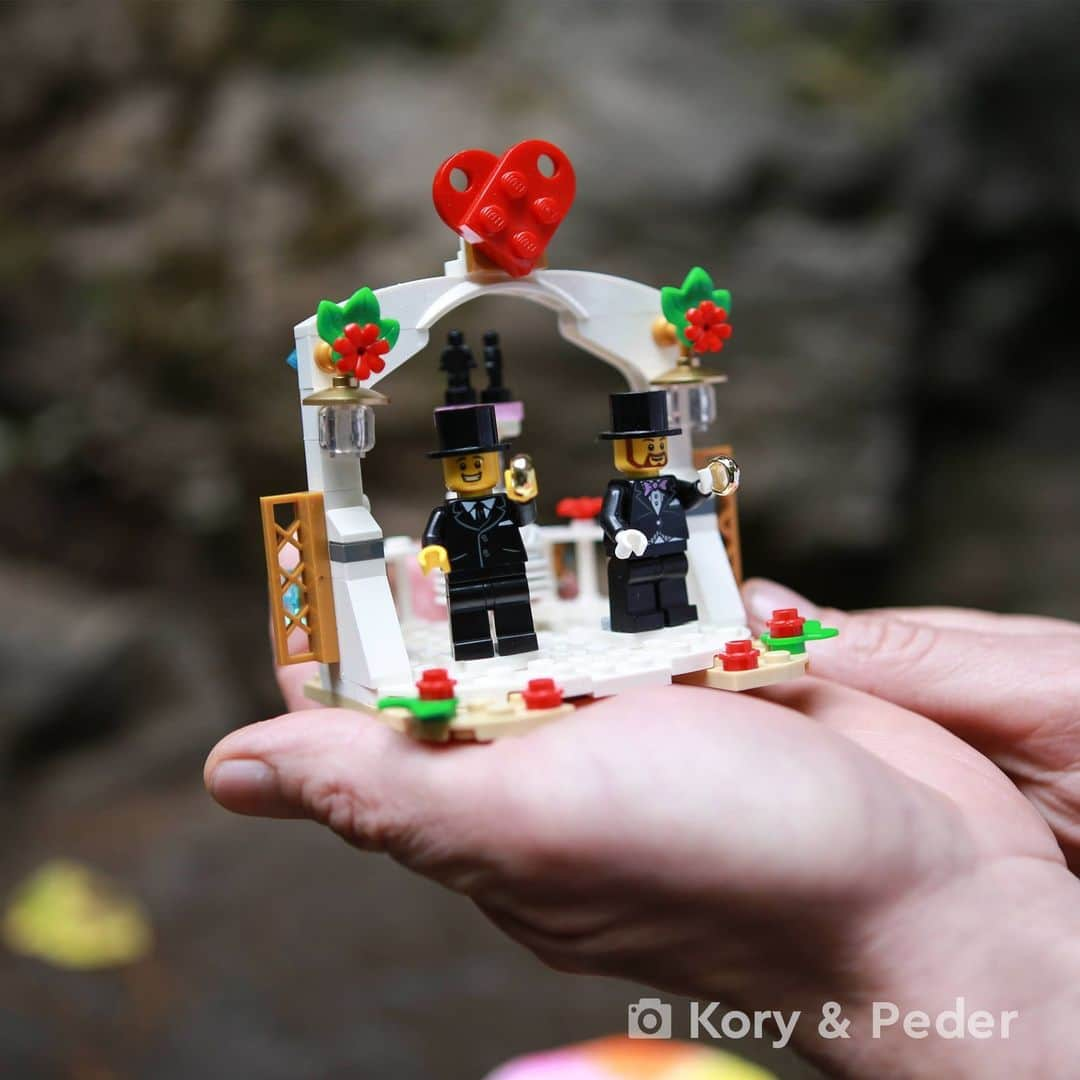 LEGOさんのインスタグラム写真 - (LEGOInstagram)「Check out these bold declarations of love made with LEGO bricks. What will you build to make your wedding day extra special?   #LEGOWeddings」10月1日 20時01分 - lego