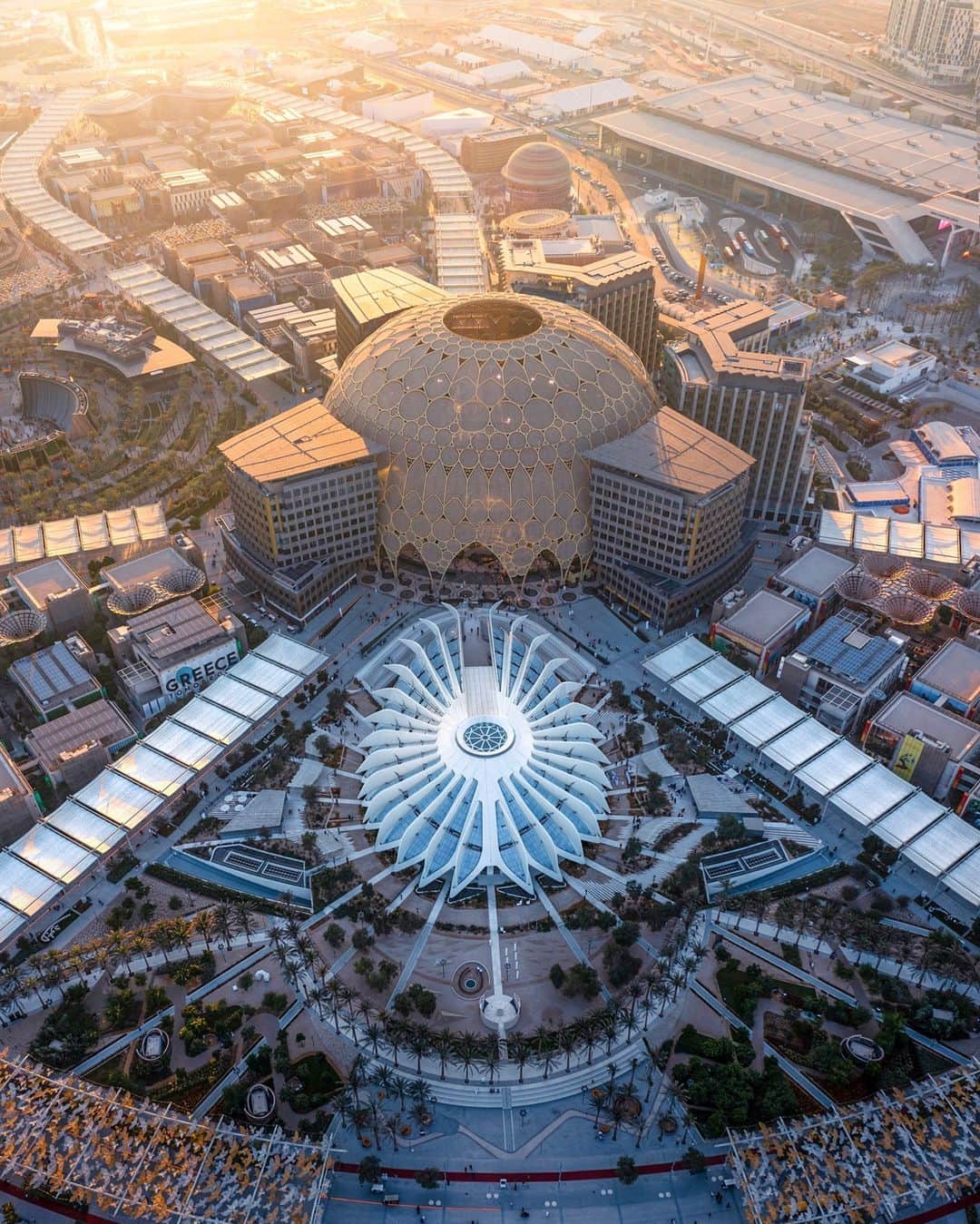 エミレーツ航空のインスタグラム：「@ExpoCityDubai embodies a city within a city. Crafted around the principles of a future-focused, human-centric urban landscape, it is the future of living. 🏙️✨   📷 @hugohealy | @basefilms.ae | @goaerials  #Emirates #FlyBetter #MyDubai」