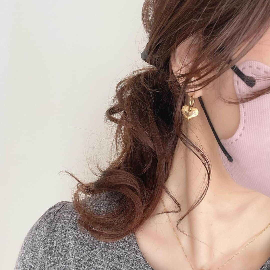 meiさんのインスタグラム写真 - (meiInstagram)「. @queen.lupis に金属アレルギー対応のアクセサリーが発売されたよ！  サージカルステンレス製だけどお値段はどれもプチプラ価格✨  サージカルステンレスは汗や水に強くて錆びにくいからお風呂でも付けっぱなしOKなのが嬉しい♡  私が着用しているアクセはこちら 👇 ✔︎ 2wayハートステンレスフープピアス ✔︎2 連スネークチェーンステンレスブレスレット ✔︎ ノットステンレスネックレス  みんなはどのアクセサリーが欲しいですか？ コメント待ってます♡  他にもたくさん可愛いアクセがあるのでぜひチェックしてみてね！  #pr #LUPIS #ルピス #アクセサリー #ルピスタグラム #ステンレスピアス #ステンレスネックレス #プチプラ #アクセサリー #ステンレスブレスレット  #大人コーデ  #大人かわいい」10月1日 20時01分 - mei.5.7.des