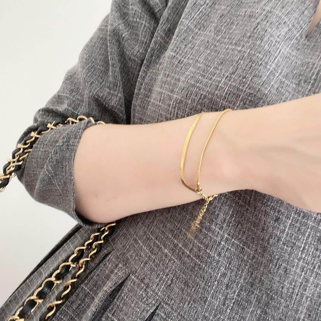 meiさんのインスタグラム写真 - (meiInstagram)「. @queen.lupis に金属アレルギー対応のアクセサリーが発売されたよ！  サージカルステンレス製だけどお値段はどれもプチプラ価格✨  サージカルステンレスは汗や水に強くて錆びにくいからお風呂でも付けっぱなしOKなのが嬉しい♡  私が着用しているアクセはこちら 👇 ✔︎ 2wayハートステンレスフープピアス ✔︎2 連スネークチェーンステンレスブレスレット ✔︎ ノットステンレスネックレス  みんなはどのアクセサリーが欲しいですか？ コメント待ってます♡  他にもたくさん可愛いアクセがあるのでぜひチェックしてみてね！  #pr #LUPIS #ルピス #アクセサリー #ルピスタグラム #ステンレスピアス #ステンレスネックレス #プチプラ #アクセサリー #ステンレスブレスレット  #大人コーデ  #大人かわいい」10月1日 20時01分 - mei.5.7.des
