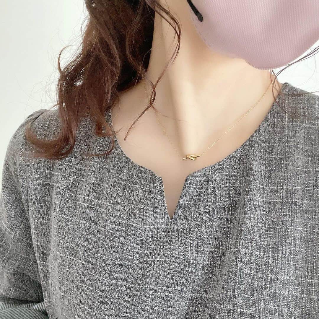 meiさんのインスタグラム写真 - (meiInstagram)「. @queen.lupis に金属アレルギー対応のアクセサリーが発売されたよ！  サージカルステンレス製だけどお値段はどれもプチプラ価格✨  サージカルステンレスは汗や水に強くて錆びにくいからお風呂でも付けっぱなしOKなのが嬉しい♡  私が着用しているアクセはこちら 👇 ✔︎ 2wayハートステンレスフープピアス ✔︎2 連スネークチェーンステンレスブレスレット ✔︎ ノットステンレスネックレス  みんなはどのアクセサリーが欲しいですか？ コメント待ってます♡  他にもたくさん可愛いアクセがあるのでぜひチェックしてみてね！  #pr #LUPIS #ルピス #アクセサリー #ルピスタグラム #ステンレスピアス #ステンレスネックレス #プチプラ #アクセサリー #ステンレスブレスレット  #大人コーデ  #大人かわいい」10月1日 20時01分 - mei.5.7.des