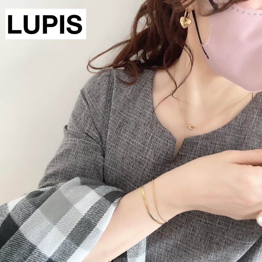 meiさんのインスタグラム写真 - (meiInstagram)「. @queen.lupis に金属アレルギー対応のアクセサリーが発売されたよ！  サージカルステンレス製だけどお値段はどれもプチプラ価格✨  サージカルステンレスは汗や水に強くて錆びにくいからお風呂でも付けっぱなしOKなのが嬉しい♡  私が着用しているアクセはこちら 👇 ✔︎ 2wayハートステンレスフープピアス ✔︎2 連スネークチェーンステンレスブレスレット ✔︎ ノットステンレスネックレス  みんなはどのアクセサリーが欲しいですか？ コメント待ってます♡  他にもたくさん可愛いアクセがあるのでぜひチェックしてみてね！  #pr #LUPIS #ルピス #アクセサリー #ルピスタグラム #ステンレスピアス #ステンレスネックレス #プチプラ #アクセサリー #ステンレスブレスレット  #大人コーデ  #大人かわいい」10月1日 20時01分 - mei.5.7.des