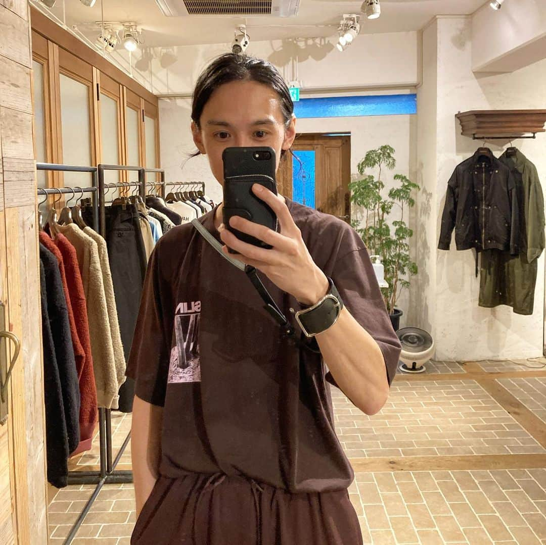 君嶋麻耶のインスタグラム：「. 高松兄さんが 誕生日プレゼントに Tシャツをくれました ありがとう 愛してる  iroquoisの ジュースおじさんと 夢見る若者もありがとう 愛してる  #demiu #デミウ #iroquois #ladmusician #fashion #mensfashion #used #vintage #cordinate #コーディネート #コーデ #ファッション #メンズファッション #ユーズド #ヴィンテージ #usedclothing #古着」