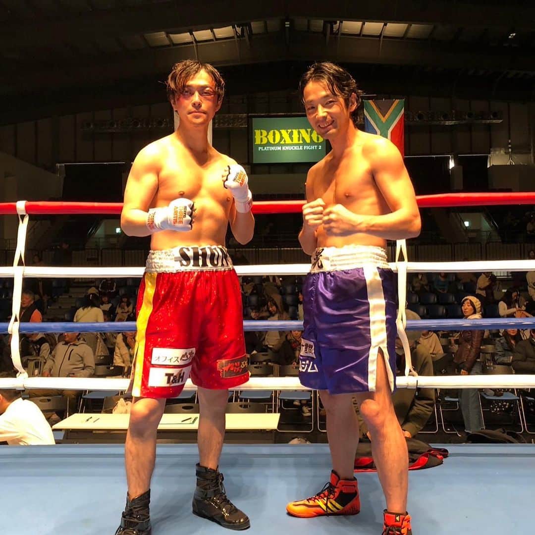 勝地涼のインスタグラム：「映画「アンダードッグ 」 本日10月1日より Netflixで配信になりました🥊  撮影は20年の頭。 コロナ禍になる直前で 試合シーンをなんとか撮り切れた。 もう少し先ならば撮影できなかったであろう。 撮影も公開ももう3年以上前だけどあの練習の日々。 撮影のことは鮮明に覚えてるし 忘れないだろう。 自分の役は有名俳優夫婦の 2世のお笑い芸人。 お金はあるけど芸がない。 後輩たちからもバカにされてる。 そんな中、番組でプロボクサーと試合をすることに。 ここで負けたら芸人引退。 みんなの前ではヘラヘラおちゃらけてるけど、今の自分を変えるのはここしかないと裏では必死に練習する。　  僕自身も悩んでた時期だった。 仕事、プライベート。 自分がダメになるような気がしていた時期だったので 死ぬ気でのぞみました。  森山未來くんとは15歳の時に 「さよなら小津先生」で出会い 同じ血液型誕生日の2個上。 当時から天才っているんだなと思ってた。 それから髑髏城の七人でも。 会うたびに度肝を抜かれる。 自分はタイプが違うからと逃げてたのかもなぁって、 今回はぶつかっていこうと思いました。 普段は会うことはほぼない。 恥ずかしいけど大好きで大好きでたまらない俳優です。  試合シーンの撮影を終えたあと、2人で ひさびさに呑んだ。 普段褒めない森山未來が褒めてくれた。嬉しかった。 公開した時も勝地ほんとよかったって。 未來くんあなたはもっともっとすごかったけどね。　  取材の時に記者の人が おちゃらけてる役だから普段の勝地さんに近くないですか？と聞かれた。 (あ、決して悪意のある聞き方ではないです)  そしたら僕が答える前に 普段の勝地はおちゃらけてないし真面目なやつですって言ってくれた。 みんなに勘違いされてるけど 違うんだと。  嬉しかったよ。  世間の人にどう思われていてもいい。 むしろイメージを持ってもらえるだけありがたいしね。 あなたみたいに信頼してる俳優に 認められたら幸せなんだなと思ったよ。  とそんなおじさん俳優から おじさん俳優へのラブレターはいいとして、笑  僕はほぼ前編だけですが 後編も素晴らしい。 北村匠海くんの最初の練習をみてたけど本当ボクシングの成長がすごすぎる。  ぜひみてください！  @netflixjp  @mirai_moriyama_official  @take_me_1103」