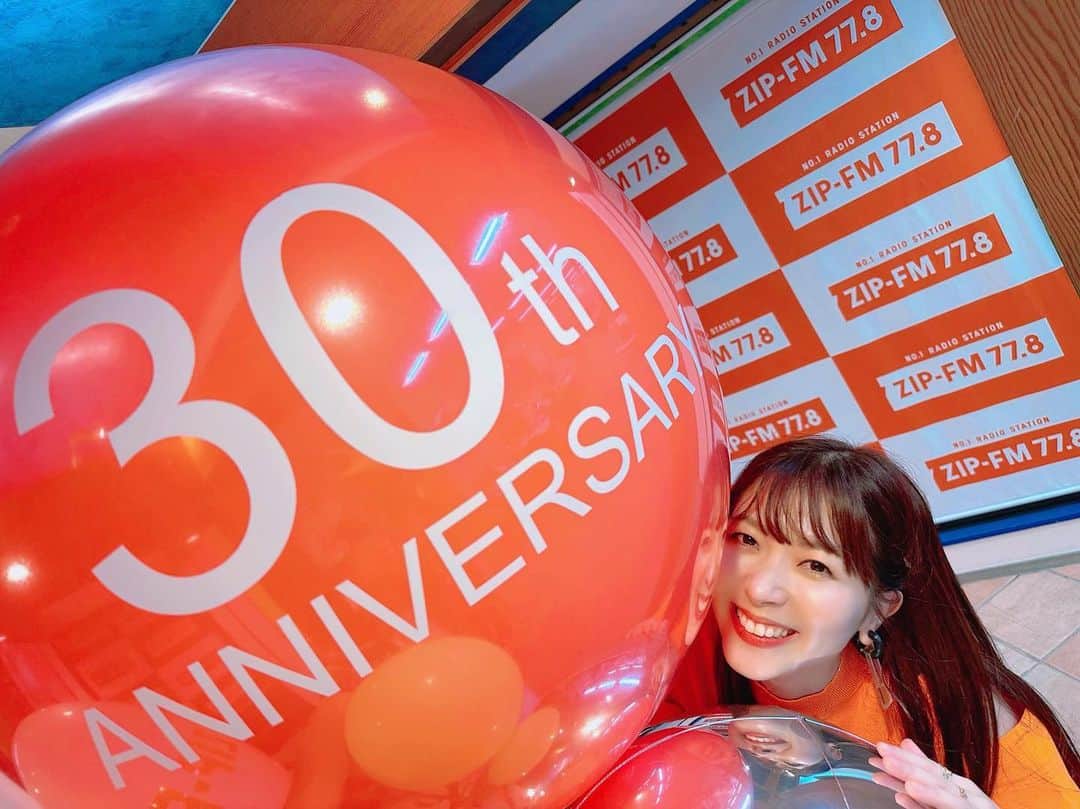 白井奈津のインスタグラム：「2023.10.1 ✨ZIP-FM 30th ANNIVERSARY✨  ありがとうだしおめでとうだよ︎🤝  お顔合わせながら みんなで一緒にわいわいできるのが本当に嬉しい💐  いつもの感謝を込めて みなさんに恩返しをという想いなのだけど 会うと結局こちらが元気と愛ををいっぱいもらっちゃう‼︎  本当にありがとぅぅううう  そして まだまだお祭はつづくよー🧡 一緒に楽しんで こっちらの愛もしっかり受け取ってほしい🔥✨✨  #zipfm #zip30th  #30thanniversary  #ナビの皆んなも集まれて嬉しい #最後の写真のあんちゃんと私の2人ともシュールな状態なのに画質よいのじわる好き #ラジオ #📻 #beyondtheradio」