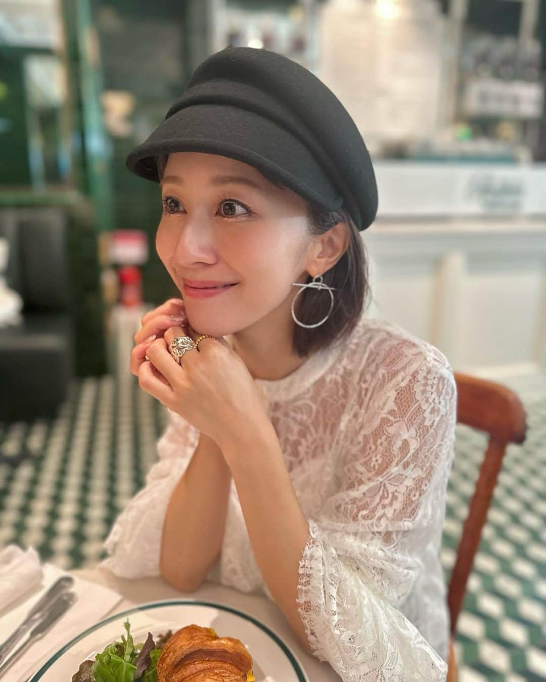 水野佐彩さんのインスタグラム写真 - (水野佐彩Instagram)「・ この夏の美容の経過🩵  月1通っている @elsoluna_bihadasalon のハーブピーリングで 本当に肌が改善してきました🥺✨✨ 日本製の剥けないハーブは わたしの薄くて赤くなりがちな肌にも ピッタリ合います🫶🏻🫶🏻  そして @the_roppongi_clinic で さやか先生 @dr.sayakanagao に 毛穴撲滅レーザーとボトックスをしていただいて かなり毛穴が目立たなくなり シワシワな顔が少し若返り← タレ目ボトで優しい印象に♡ フェイスラインもシュッとしていて大満足💕💕  本当に20年以上 常に何かしら肌に悩んできている😭😭 嫌になるけど付き合っていかないとね🥺❣️ ホームケアもまた載せます🩵🩵  #ハーブピーリング #美容医療 #ザロク #theroppongiclinic #ボトックス #トーニング #ダーマペン #毛穴ケア #目尻ボトックス」10月1日 20時09分 - saaya_mizuno