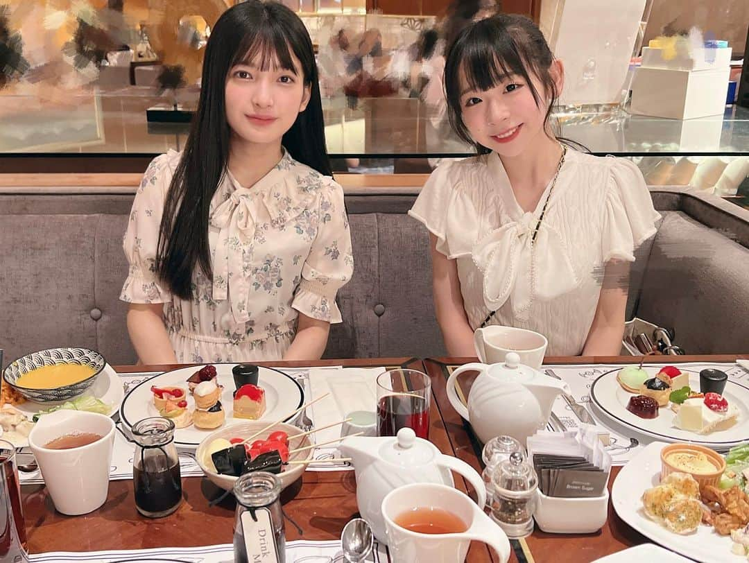 相羽ういはさんのインスタグラム写真 - (相羽ういはInstagram)「先日、ヒルトンのアリスビュッフェでお茶会をしました〜！🌼*･  ☕𓈒𓏸︎︎︎︎  白黒の店内と対比されるように並ぶ色とりどりで可愛いプチケーキたち🥺🤍  本当にアリスの世界に入り込んだかのように思わせてくれる、すっごく可愛いと美味しいに囲まれた空間でした…！  一緒にお茶会をしたのは でんぱ組のひなちゃん🧡と、虹コンのあいりちゃん💜  ガチ女子会すぎてずーっと楽しいおしゃべりしてた〜！ すっっごくたのしかったからまた遊びにいきたいよう……😮‍💨💭  日常会話楽しむと何のおしゃべりしたのか忘れちゃうあるあるなんだけど… 誰か分かって…✋🥺  分からん？わたしだけ？🥺🥺ｱﾁｬ  2人とも透明感ありすぎぃ  見てよ見てよ〜超可愛い😭🤍 圧倒的美少女🫶 かわちいたん、、  は〜ん😮‍💨😮‍💨 改めて考えるとお腹いっぱい美味しいものが食べられるってこの上ない幸せすぎるな〜🥲💭  ヒルトンさんのビュッフェは時々利用してるんだけど 毎回コンセプトが可愛くて美味しくて、アフヌンとかに比べるとそんなすごくめっちゃお高〜いってわけでもない(麻痺してる)から 次のコンセプトは何かなぁ〜楽しみだなぁ😳💭って毎回なる笑  あ、そういえばね 最近気づいたんだけど、私甘いもの…というよりチョコレートを食べるとめっちゃやる気でるみたいなの✊ だから冷蔵庫にチョコレート効果沢山ストックしてある！！笑  みんなは食べると元気が復活する食材ってある？😌💭💭  この後3人で満腹のお腹抱えながらお散歩した🐶   #ヒルトン東京  #ヒルトン  #絵本の国のアリス  #東京カフェ  #東京グルメ」10月1日 20時05分 - aibauiha_official