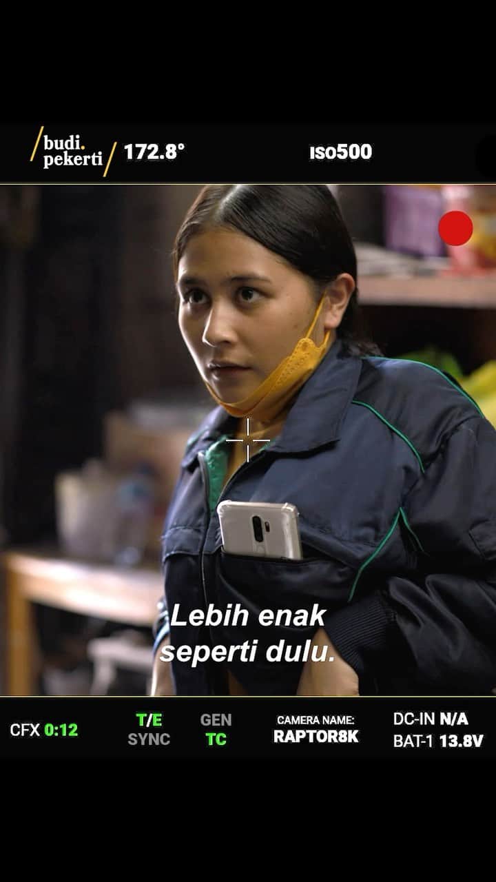 Prilly Latuconsinaのインスタグラム：「BOCORAN DARI SUARA MONITOR SUTRADARA! NO EDIT!   Salah satu adegan yang mungkin keliatannya sederhana tapi ini salah satu adegan tersulit buat aku.   Pertama, harus menguasai jawa halus atau  Krama Alus, yang aku sendiri adalah orang Ambon dan Sunda. Gak pernah denger Krama Alus seperti apa.  Kedua, Tiba-tiba ka Wregas punya permintaan yang menurut aku ajaib 😅 tiba-tiba dia minta adegan ini dilakukan dengan gaya 'SEPERTI AYAM' Jadi kalo kalian liat cara duduk dan penempatan tanganku seperti meniru gaya ayam. Jujur gak masuk akal buat aku pada saat itu sampe bingung apakah aku bisa memberikan layer emosi yang tepat. Tentu aku nanya ke ka Wregas "kenapa harus sambil gaya seperti ayam ka?" Jawabannya "Seperti induk ayam yang menjaga anak-anaknya, di sini kamu harus menjadi seorang protector dan caretaker".  Akhirnya aku lakukan semua permintaannya dan Alhamdullilah Ka Wregas senang dengan hasilnya yang sesuai dengan visual yang ada di kepalanya.   Pengalaman yang luar biasa buat akuuuu hahaha sekarang kalo ditanya masih bisa atau engga Krama Inggil? jawabannya ENGGA hahaha!   Gak sabar buat kalian liat full filmnya tanggal 2 NOVEMBER 2023 DI BIOSKOP! 💙💛  #BudiPekerti」