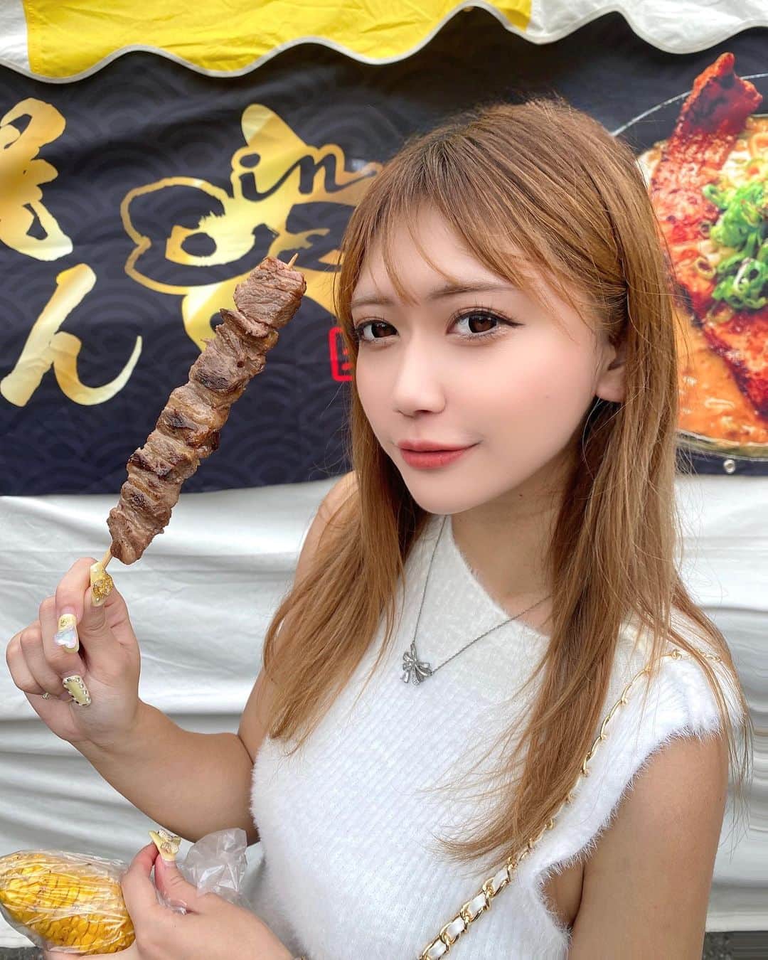 エマのインスタグラム：「・ 外で食べるご飯ってなんで美味しいの 北海道フェス食べすぎたｏ(｡・‧̫・｡)ｏ💞💭  もう秋なのに、季節感ない服着てる」