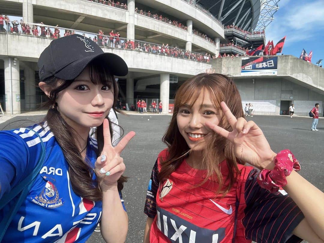 山口みらんのインスタグラム：「🦌×⚓️   鹿島アントラーズサポーターの磯ちゃんとお会いすることができました>_< ♡  ほんっとうにお優しくて、色々スタグルも教えてくれたりして笑顔が輝いてた…….｡ﾟ+.(*''*)ﾟ+.ﾟ💕  また、ご飯行きたいねっと言ってくれて感激でわくわくな山口でした🤤🩷  の写真をTwitter(x)に投稿したらネットで記事にもなってたみたいで反響多くて驚き＆嬉しいです(*´ω｀*)！！  元、現役アイドルさん、の各Jサポの方も多くて！  最近本当に少しずつですが、各クラブに知り合いが出来てきてこのカードならあの人と会えるかな……？とか 思ったり出来ることに嬉しみを感じてるんだᐢ ܸ. ̫ .ܸ ᐢ💕   #鹿島アントラーズ  #横浜fマリノス   #元アイドル  #ユニフォーム女子   #カシマサッカースタジアム」