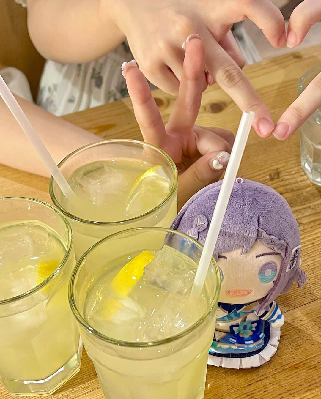 相羽ういはのインスタグラム：「ヒルトンでお茶したあと3人でお散歩したんだあ🐶  謎にマホウドコロでハリポタ気分を味わったり、レモネードを飲んだりしたよwww  個人的には、ひなちゃんの組み分け帽の表情がツボ😂  あと、あいりちゃんが私のぬいの顔真似してくれたんだけどどうかな似てるかな🫣  どこか行先見つけるために  #東京観光 とか  #東京デート とかで調べたんだけど 食べ物屋さんばっかり出てきて困ったよ😠  みんなお腹いっぱいの時って何してるんだ、、 散歩と映画とプラネタリウムとコスメイベント見に行くことくらいしか私の中にバリエーションないんだけど😇」