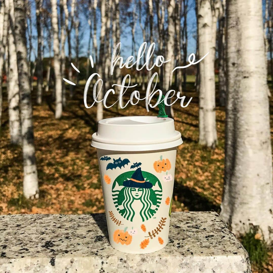 sayoko_betseyのインスタグラム：「Hello October🎃 ⁡ 待ってました10月 いくつになってもワクワクするな、この季節🍂 ⁡ カップに直接絵を描こうと思ったけど、 絵が下手だったのを思い出してipadにしました。。 何回もやり直せるしね🖋 ⁡ ⁡ 東京帰ったら久々にipadの会やりたいなぁ ただただカフェとかに集まってipadとか別のでも良いけど、お絵描きしたり、遊びで制作しながらぐだぐだする会☕️ なーんて、カフェで勉強してるのか遊んでるのか分からない、青春してる学生達を見て思ったのでした🐿 貴重な時間だよね ⁡ 10月も良く学び繋げていこう🍁 ⁡ #october #autumn #Starbucks #papercup #hokkaido #sapporo #halloween #10月 #北海道 #札幌 #コーヒーの日 #スタバ #スターバックス #パンプキンスパイスラテ #カップアート #ハロウィン #週末野心 #かみしめる時間 #北海道に恋してる」