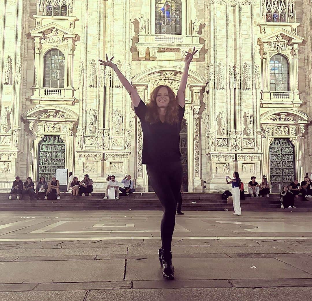 レベッカ・メイダーのインスタグラム：「It felt so good to be back in Italy for a hot second. Ciao!💚🇮🇹✈️」