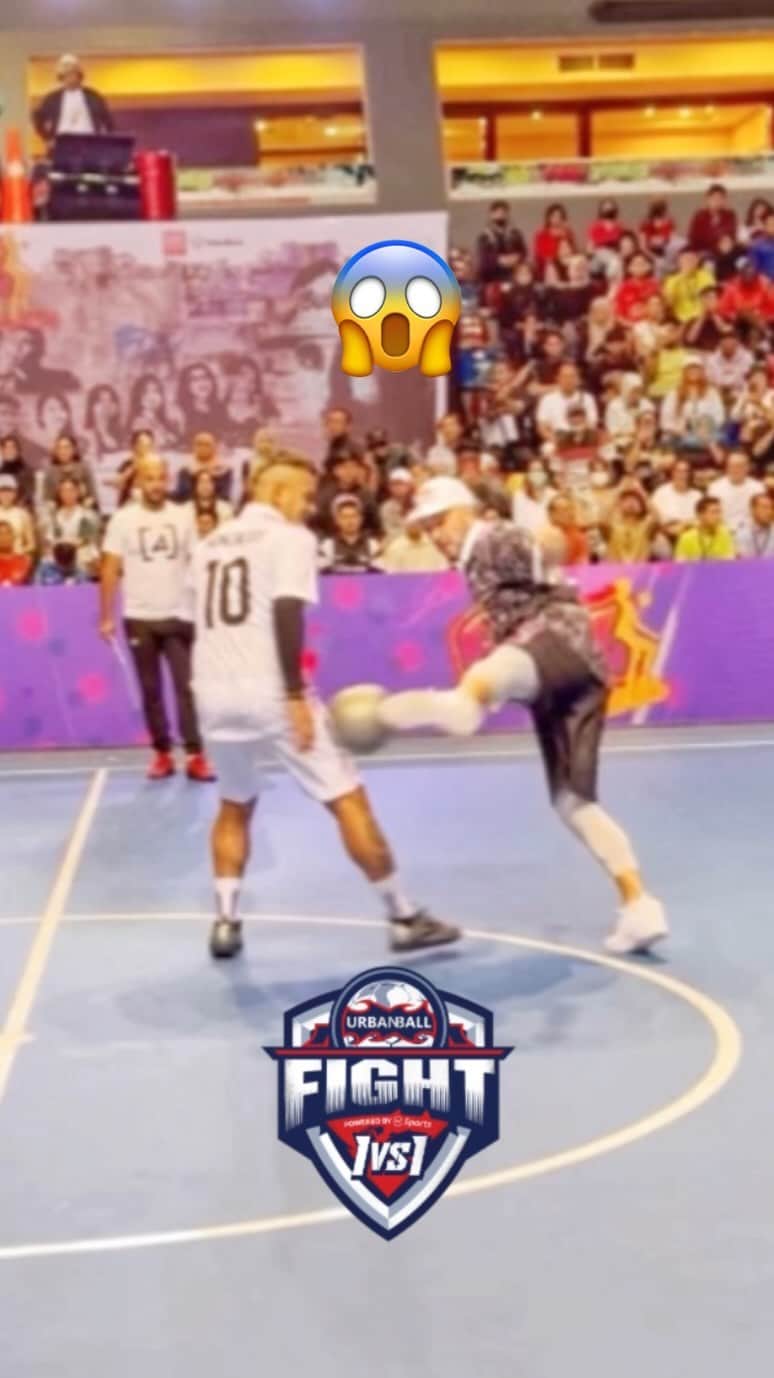 ショーン・ガルニエのインスタグラム：「Which player I should play next ? @attahalilintar @raffinagita1717  UBF 1v1 went in Indonesia 🇮🇩 where I play against the best football scorer all time of Indonesia @el_locogoliadorcg10_   Thanks all people for the warm welcome , thanks @goalkampur  #seangarnier #jakarta #indonesia #football #skills」