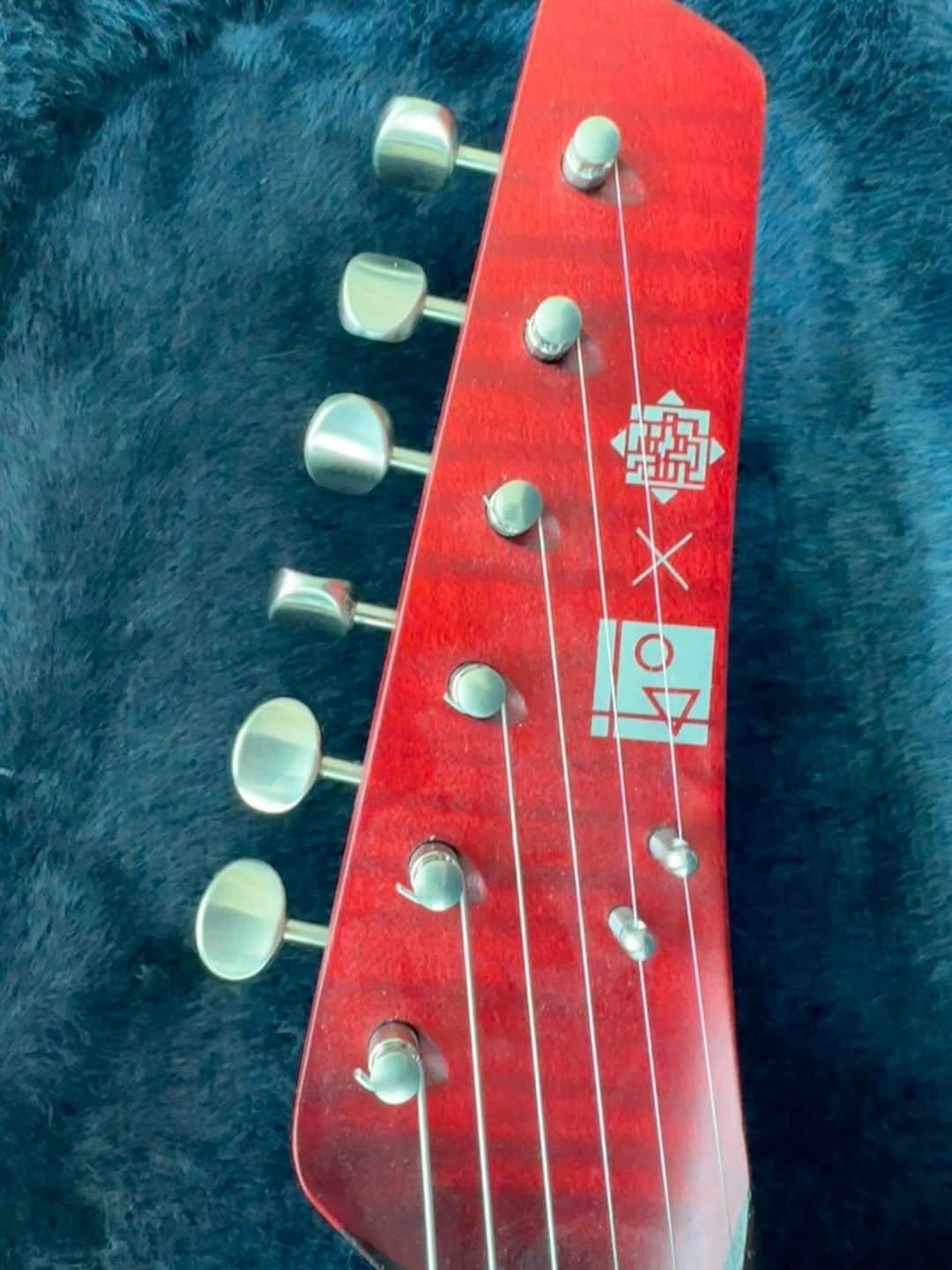 布袋寅泰のインスタグラム：「素晴らしいギターがベルギーから日本に到着した。Tao GuitarsのSUTORATOモデルを僕のためにカスタムしたスペシャルモデル“IKI（粋）”だ。わざわざブリュッセルからロンドンに会いにきてくれたビルダーのSerge Michiels 氏は日本文化に大変造詣が深く、日本美術、建築、伝統工芸、造園、その他多岐にわたって日本の意匠をギター作りに活かすため、根気よく実験や工夫を繰り返してきた。そして完成したこのストラト”粋”モデル。ため息が出るほど美しく、伝統的でありながら未来志向で先鋭、前衛的。各パーツも驚くほど緻密に計算されていて、言葉に表現できないほどの完成度。例えば昔、初めてのベントレーが納車された時、運転席に座りハンドルを握ったあの瞬間、パテックフリップのエレガンスな硬質感を手首に巻き、その完璧な美意識に酔いしれたあの恍惚感を思い出す。このギターは機能性に満たされた完全なるアート•ピースだ。さて、プラグを繋いでヴォリュームをあげよう！アクセルを踏み出しドライブするのはこれからだ。もうすぐ始まるギタリズム7ツアーが、さらに楽しみになった。 （ツアーの開幕に合わせ工程を急いでくれたJohnとSergeに感謝と最大のリスペクトを！Arigatou!）  An astonishing guitar has just arrived from Belgium to Japan.  Based on Tao Guitars’ SUTORATO, it’s a custom built special model called “IKI（粋）”. An incredible builder, Serge Michiels, who has visited me from Brussel to London, has an extensive knowledge of Japanese arts, architects, traditional crafts and landscape gardening.  He has utilized the essence of Japanese design for building this guitar, and after thoughtful creation and the countless improvements, SUTORATO “IKI” model is finally born.  It posses a breath taking beauty, and it’s traditional, yet futuristic, avant-garde.  All equipped parts are precisely designed, and simply can’t find the words to describe how perfectly it is executed.  It reminds me the moment I sat on the driver’s seat of Bentley and held the wheel for the firs time, or the moment I put Patek Philippe on my wrist and was fascinated the aesthetic senses with its elegance and boldness.  This guitar is the absolute art piece with superb functionality. Now it’s a time to plug, crank it up and hit the road!  Really looking forward to play this on upcoming GUITARHYTHM VII Tour.  (I would like to express my gratitude and respect for John and Serge who kindly expedited the process to meet the tour opening.  Arigatou!)  @taoguitars #布袋寅泰 #hotei #sutorato #iki」