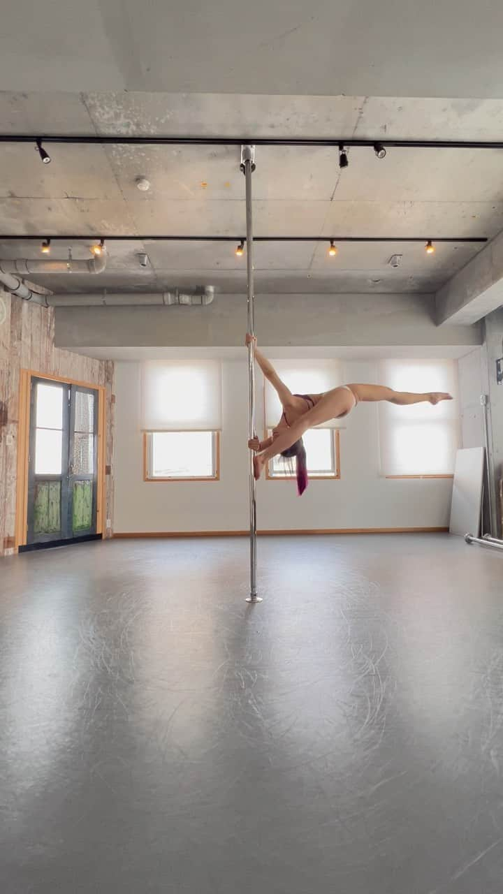 坂井絢香のインスタグラム：「Flexible tricks🌕  Wearing @menuet_official   #pdtricks  #poledance #ポールダンス　 #spinningpolecombo #spinningpole」