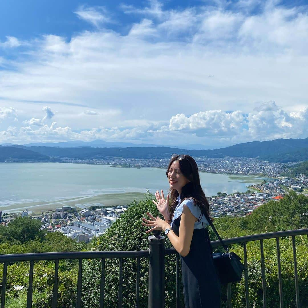 岩下真奈さんのインスタグラム写真 - (岩下真奈Instagram)「2023.10.01 #daily 🕊 * 今日から10月だね~~⛅️ . 先日の旅行、最後のスポットは諏訪湖でした🪷‪‪❤︎‬ . 君の名はの聖地にもなった諏訪湖と立石公園。 思わず深呼吸してしまうひらけた景色、後ろには山⛰ . 本当に素敵だった~~ 夜は住宅街がキラキラしてもっと綺麗なんだろうな🥹✨️ . またゆっくり温泉がてら夜見れたら最高だなぁ🌃 . . . #諏訪湖 #立石公園 #長野観光 #長野旅行 #君の名は #君の名は聖地 #聖地 #聖地巡礼   #model #makeup #fashion #ドライブ #今日のコーデ #韓国ファッション #諏訪湖 #サングラス #韓国ヘア #ワンピースコーデ #おでかけ #おでかけスポット #モデル #ビューティーモデル #広告モデル #インフルエンサー #クリエイター #フリーランス #お仕事依頼受付中 #おしゃれさんと繋がりたい #美容好きな人と繋がりたい」10月1日 20時11分 - mana_mdleam