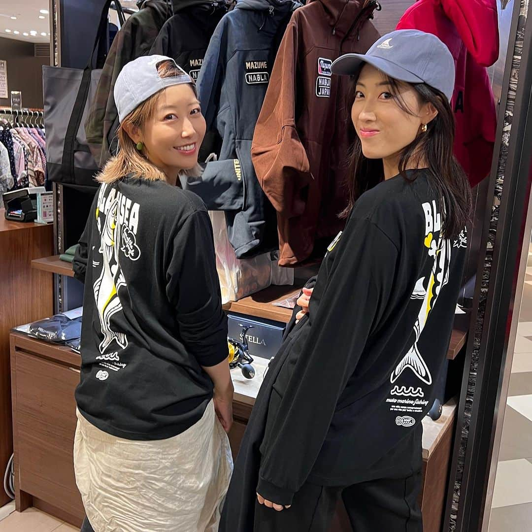 蒼井さやさんのインスタグラム写真 - (蒼井さやInstagram)「コスタリブレ主催POP UP STORE イベントin大丸東京店 2日目の来店イベントが無事に終了いたしました！！ お越しくださった皆さま、またBLAUSEAをご購入いただいた皆さま、本当にありがとうございました😘 初めての大丸東京でのイベント、アウェイな場所でどうなる事かと思ったけど皆さんが駆けつけて下さったおかげで大盛況で泣かずにすみました🤣🤣 おかまりちゃん @lovendor_okamari  とも一緒に店頭に立つことができてめっちゃ楽しかったし、今日は鈴木斉さん @suzukihitoshi_official  とも御一緒できて豪華なPOP UPイベントとなりました！！ ・ ・ ・ ちなみに私は今日限りですが、大丸東京店でのPOP UPイベントは10月3日まで続きます。 是非この機会に、限定発売などもしている釣り関連のアパレルやグッズ、釣具などを見に行って見てくださいね！！ 明日までは、おかまりちゃんが店頭に立ってくれているのでゆっくり話せるチャンスだよ～😘 ・ ・ ・ 【大丸東京店】 〒100-6701 東京都千代田区丸の内1-9-1 03-3212-8011  営業時間10:00~20:00 ・ ・ ・ 🛍 @blausea_877  ・ ・ ・ #BLAUSEA  #ブラウシー  #コスタリブレpopupstore  #東京大丸  #釣り  #釣り女子  #Fishing  #fishinglife  #fishinggirl  #Fishinggear」10月1日 20時11分 - saya.aoi