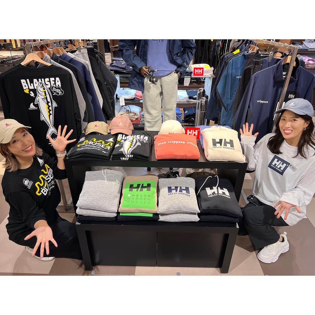 蒼井さやさんのインスタグラム写真 - (蒼井さやInstagram)「コスタリブレ主催POP UP STORE イベントin大丸東京店 2日目の来店イベントが無事に終了いたしました！！ お越しくださった皆さま、またBLAUSEAをご購入いただいた皆さま、本当にありがとうございました😘 初めての大丸東京でのイベント、アウェイな場所でどうなる事かと思ったけど皆さんが駆けつけて下さったおかげで大盛況で泣かずにすみました🤣🤣 おかまりちゃん @lovendor_okamari  とも一緒に店頭に立つことができてめっちゃ楽しかったし、今日は鈴木斉さん @suzukihitoshi_official  とも御一緒できて豪華なPOP UPイベントとなりました！！ ・ ・ ・ ちなみに私は今日限りですが、大丸東京店でのPOP UPイベントは10月3日まで続きます。 是非この機会に、限定発売などもしている釣り関連のアパレルやグッズ、釣具などを見に行って見てくださいね！！ 明日までは、おかまりちゃんが店頭に立ってくれているのでゆっくり話せるチャンスだよ～😘 ・ ・ ・ 【大丸東京店】 〒100-6701 東京都千代田区丸の内1-9-1 03-3212-8011  営業時間10:00~20:00 ・ ・ ・ 🛍 @blausea_877  ・ ・ ・ #BLAUSEA  #ブラウシー  #コスタリブレpopupstore  #東京大丸  #釣り  #釣り女子  #Fishing  #fishinglife  #fishinggirl  #Fishinggear」10月1日 20時11分 - saya.aoi