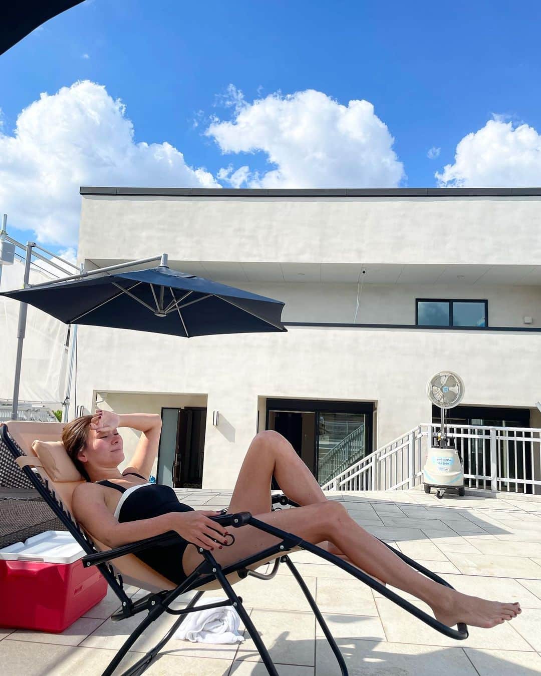 のインスタグラム：「・ たっぷり日差しを浴びたこの夏。  美容医療から少し遠のいていたけど 唯一試していたのは、大阪にある @sdc5clinic の幹細胞上清液を使った水光注射(肌再生水光注射)。  8月、9月と2ヶ月連続で受けてみたんだけど、多分ね、多分なんだけどくっきり入った首のシワが薄くなってるの。  それも、最近あれ？って気がついた感じで、ジワジワと効いてきてるみたい。  首のシワが薄くなるって凄いわ…。 びっくりしてる。  水光注射は肌のハリやツヤ、毛穴やほうれい線に期待できる施術で今まで何度もしたことあるんだけど、幹細胞上清液を使った水光注射は初めてだったから、どんな感じか様子をみていて自分の中でこれはいつもと違う！と思えたのでシェアします。  因みに、幹細胞の点滴も同じタイミングで2ヶ月連続してるんだけど、こちらに関しての身体の変化は婦人科にも確認したいくらい女性ホルモンが活性化された気がするので、婦人科に行ってから報告します！  「凄い幹細胞上清液を使った水光注射があるんです。」って教えてくれた @izu_stagram に感謝🙏🏻 ・ ・ #肌管理 #美容クリニック #sdc5clinic  #大阪」