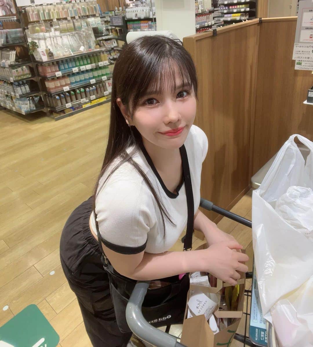 新垣優香のインスタグラム：「休みの日はイオンだよね☺️☺️☺️ #たくさんお買い物したり#大満足#300円のピアスとヘアピン買ったんだー#あとはまるえりのおやつも買ったし#楽しかった#グラビアアイドル#新垣優香」