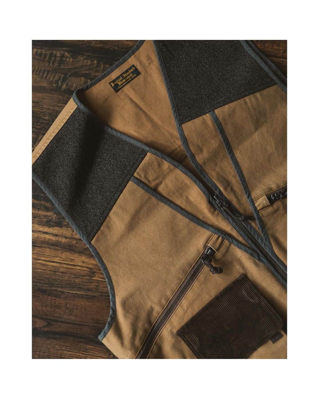 JOURNAL STANDARDさんのインスタグラム写真 - (JOURNAL STANDARDInstagram)「JS.HOMESTEAD 2023Autumn/Winter @js_homestead  ------   -FIELD RUNWAY-                          HUNTING WEARの特徴的なディテールをキルティングや                               TWEED等のブリティッシュを感じる素材をMIXし                              クラシカルなFIELD WEARを背景に新しいスタイルを提案します。                                  ----------------    ◇【J.S.Homestead】 REVERSIBLE SACK JACKET ¥63,800税込 № 23010470600030  ハンティングジャケットを現代的にアレンジしたハイブリッドジャケット。 薄くて軽いツイード×ハンティングベストを融合させ、さらにリバーシブルでも着用可能。 衿を立て、ボタンを閉じて着ることが出来るAラインで短めのクラシックなワークジャケットのスタイルで仕上げています。  ◇【J.S.Homestead】 HUNTING VEST ¥44,000税込 № 23011470600030  ハンティングの面白いディティールにフォーカスしたユーティリティベスト。 ツイード素材とのコンビで、ポケットフラップにはコーデュロイを使用しています。  -------------- #jshomestead  #fieldrunway ----------------   #2023aw #journalstandard #baycrews #fashion #journalstandardmens  #ジャーナルスタンダード」10月1日 20時13分 - journalstandard.jp