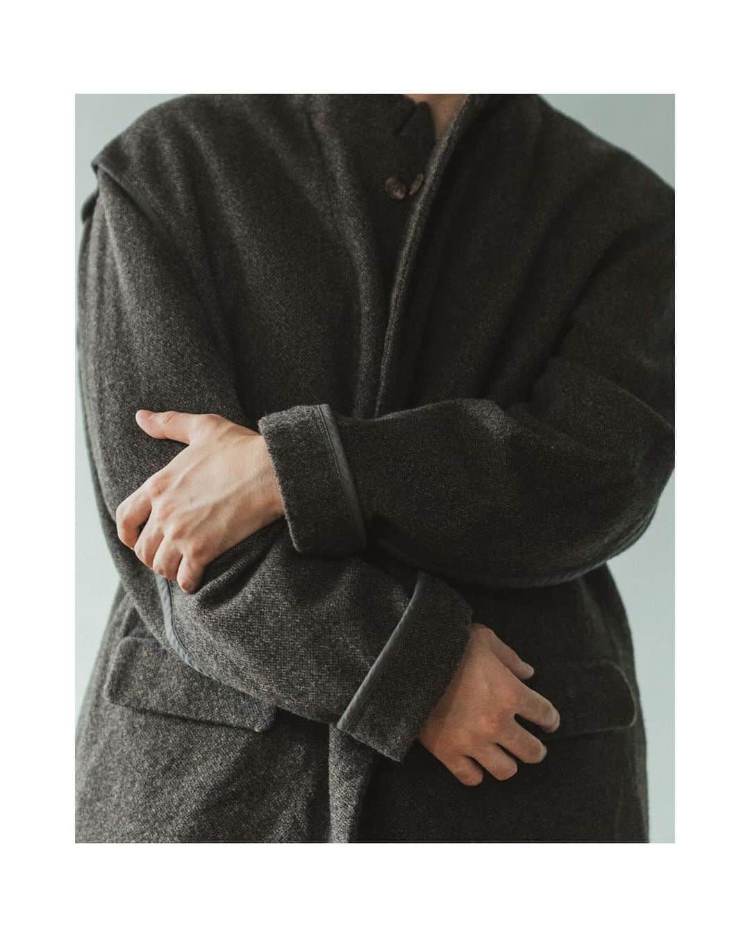 JOURNAL STANDARDさんのインスタグラム写真 - (JOURNAL STANDARDInstagram)「JS.HOMESTEAD 2023Autumn/Winter @js_homestead  ------   -FIELD RUNWAY-                          HUNTING WEARの特徴的なディテールをキルティングや                               TWEED等のブリティッシュを感じる素材をMIXし                              クラシカルなFIELD WEARを背景に新しいスタイルを提案します。                                  ----------------    ◇【J.S.Homestead】 REVERSIBLE SACK JACKET ¥63,800税込 № 23010470600030  ハンティングジャケットを現代的にアレンジしたハイブリッドジャケット。 薄くて軽いツイード×ハンティングベストを融合させ、さらにリバーシブルでも着用可能。 衿を立て、ボタンを閉じて着ることが出来るAラインで短めのクラシックなワークジャケットのスタイルで仕上げています。  ◇【J.S.Homestead】 HUNTING VEST ¥44,000税込 № 23011470600030  ハンティングの面白いディティールにフォーカスしたユーティリティベスト。 ツイード素材とのコンビで、ポケットフラップにはコーデュロイを使用しています。  -------------- #jshomestead  #fieldrunway ----------------   #2023aw #journalstandard #baycrews #fashion #journalstandardmens  #ジャーナルスタンダード」10月1日 20時13分 - journalstandard.jp