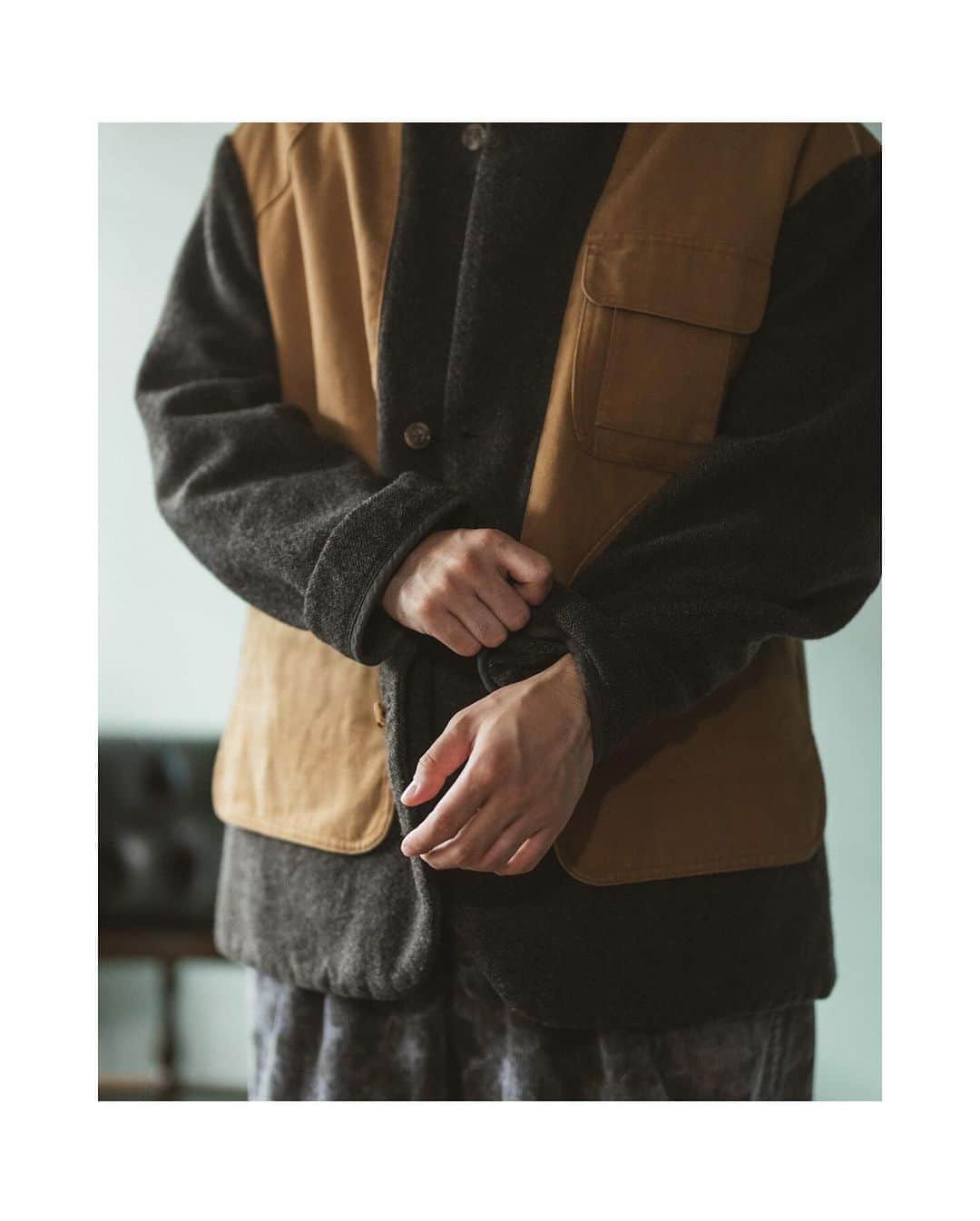 JOURNAL STANDARDさんのインスタグラム写真 - (JOURNAL STANDARDInstagram)「JS.HOMESTEAD 2023Autumn/Winter @js_homestead  ------   -FIELD RUNWAY-                          HUNTING WEARの特徴的なディテールをキルティングや                               TWEED等のブリティッシュを感じる素材をMIXし                              クラシカルなFIELD WEARを背景に新しいスタイルを提案します。                                  ----------------    ◇【J.S.Homestead】 REVERSIBLE SACK JACKET ¥63,800税込 № 23010470600030  ハンティングジャケットを現代的にアレンジしたハイブリッドジャケット。 薄くて軽いツイード×ハンティングベストを融合させ、さらにリバーシブルでも着用可能。 衿を立て、ボタンを閉じて着ることが出来るAラインで短めのクラシックなワークジャケットのスタイルで仕上げています。  ◇【J.S.Homestead】 HUNTING VEST ¥44,000税込 № 23011470600030  ハンティングの面白いディティールにフォーカスしたユーティリティベスト。 ツイード素材とのコンビで、ポケットフラップにはコーデュロイを使用しています。  -------------- #jshomestead  #fieldrunway ----------------   #2023aw #journalstandard #baycrews #fashion #journalstandardmens  #ジャーナルスタンダード」10月1日 20時13分 - journalstandard.jp