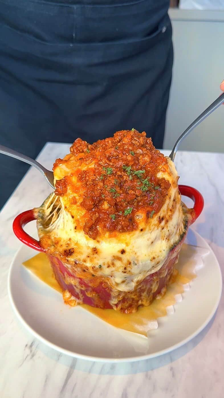 ゆうとグルメのインスタグラム：「🧀新宿で今1番おすすめのチーズ料理レストラン🧀 ㅤㅤㅤㅤㅤㅤㅤㅤㅤㅤㅤㅤㅤ 新宿にあるArk Loungeさん(@arklounge_shinjuku)の 「ミートボルケーノパスタ」1700円 「さつまいもシカゴピザ」2800円 ㅤㅤㅤㅤㅤㅤㅤㅤㅤㅤㅤㅤㅤ 新宿駅から徒歩3分ほどのところにあるArk loungeさんは、チーズ料理が名物のイタリアン！ ㅤㅤㅤㅤㅤㅤㅤㅤㅤㅤㅤㅤㅤ まず最初にミートボルケーノパスタを注文🍝🧀  ボルケーノパスタとは、麺とチーズを鍋に入れ窯焼きにしたボリューム満点あつあつの新感覚パスタのこと！ ㅤㅤㅤㅤㅤㅤㅤㅤㅤㅤㅤㅤㅤ ミートボルケーノパスタはこんがり焼いたチーズの下にあらびき肉がゴロゴロ入った特製ボロネーゼソースともっちりとしたパスタ麺がぎっしり詰まっています！ ㅤㅤㅤㅤㅤㅤㅤㅤㅤㅤㅤㅤㅤ パスタをかき混ぜるようにして持ち上げると程よく太めの麺にチーズとソースがしっかりと絡んでくれて、超濃厚で至福の味わいを楽しむことができました！ ㅤㅤㅤㅤㅤㅤㅤㅤㅤㅤㅤㅤㅤ 次に食べたのが期間限定のさつまいもシカゴピザ🍠🍕 ㅤㅤㅤㅤㅤㅤㅤㅤㅤㅤㅤㅤㅤ これはピザ生地の中にオリジナルブレンドチーズとホワイトソース、カットさつまいもを入れ、上に蜜たっぷりの大学芋をトッピングした秋にぴったりの一品！ ㅤㅤㅤㅤㅤㅤㅤㅤㅤㅤㅤㅤㅤ チーズがびよーんと伸びる様子は動画映えも間違いないし、チーズ&お芋の組み合わせの甘じょっぱ加減も絶妙でこれほんとにめちゃくちゃおいしかった🤤🤤 ㅤㅤㅤㅤㅤㅤㅤㅤㅤㅤㅤㅤㅤ ちなみにセットでついてくるかけ放題のメープルシロップをかけることで、お芋の甘さがより引き立ち、スイーツのように味変することも可能でした！ ㅤㅤㅤㅤㅤㅤㅤㅤㅤㅤㅤㅤㅤㅤㅤㅤㅤㅤㅤㅤㅤㅤㅤㅤㅤ さつまいもシカゴピザは数量限定商品なのであらかじめ予約してから食べに行くことを忘れずに！ ㅤㅤㅤㅤㅤㅤㅤㅤㅤㅤㅤㅤㅤ ちなみに新宿にはArkの店舗が複数あって、この2つのメニューは新宿駅西口近くのArk loungeの方のみで提供しているので間違えないように気をつけて！ ㅤㅤㅤㅤㅤㅤㅤㅤㅤㅤㅤㅤㅤ かなりおすすめ！！ ㅤㅤㅤㅤㅤㅤㅤㅤㅤㅤㅤㅤㅤ —————————————— 📍東京都新宿区西新宿1-4-5 明広ビル4階 ⏰11:30〜15:00 17:00〜23:00 🛌無休 🚃新宿駅から徒歩3分 —————————————— #PR #新宿グルメ #新宿ランチ #arklounge #アークラウンジ #ボルケーノパスタ #さつまいもシカゴピザ #チーズ #シカゴピザ #cheese #tokyo #japanesefood   #東京観光 #東京旅行 #東京ランチ #新宿ディナー #新宿 #カフェ巡り #カフェ好きな人と繋がりたい #ごはん記録 #おいしい #大学芋 #japantravel #japantrip」