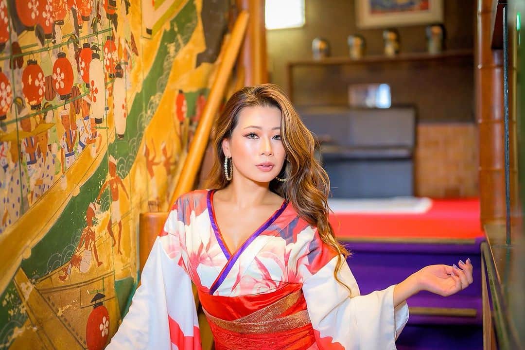 MAOのインスタグラム：「❤️🌹  @ryu_since2012 さんに お誘い頂きvinusのレセプション撮影会に参加させていただきますました😭🌹 こんなに歴史のある素晴らしい場所でみなさんにたくさん撮って頂いて嬉しい限りです🥰  明日は何ヶ月も楽しみにしていた撮影をしに東京に行くっ❤️‍🔥  #portraitphotography #photography #portrait #kimono #sexy #model #gal #asiangirls #fy #撮影会 #撮影モデル #被写体モデル #ポートレート撮影 #飛田新地 #飛田百番 #レースクイーン #グラビア」