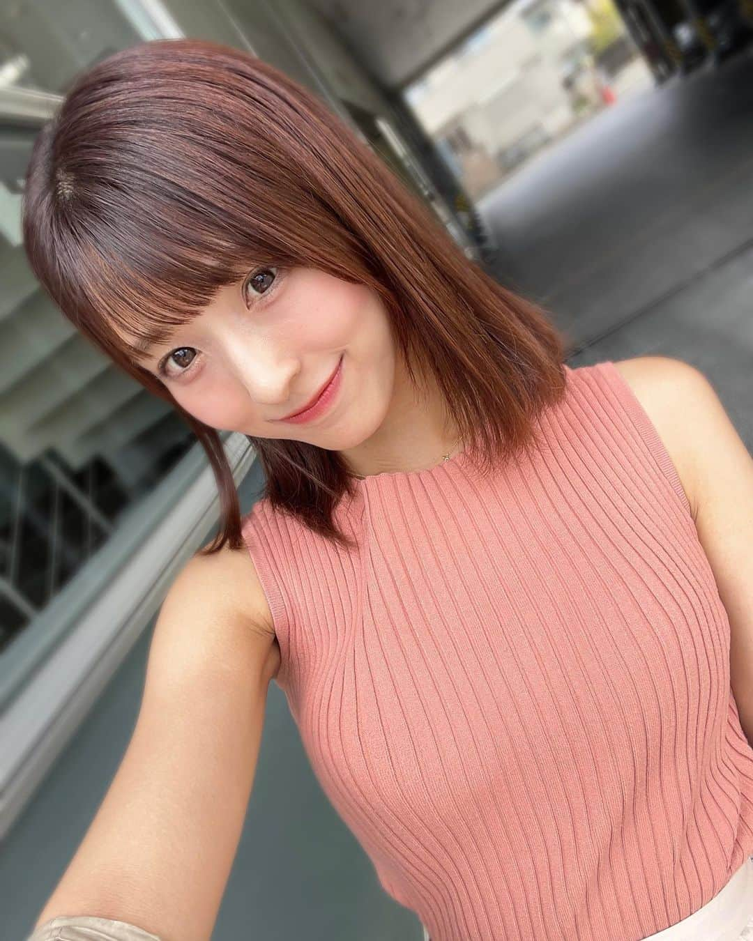 白木愛奈のインスタグラム：「今日から10月🍁🍂 にも関わらず、県内では猛暑日1歩手前の34.9℃まで気温が上がり、またもや全国1位となりました😱 暑かったですね…！  ただ、今日のお天気コーナーでもお伝えしましたが、今週は一転して秋が深まりそうです。  もうノースリーブ収めかなぁと思って撮りました〜😭  気温の急激な変化で体調を崩さないよう、みなさんもお気をつけください🙇‍♂️  また明日から1週間頑張りましょう(*^^*)  #とびっきりしずおか日曜版 #お天気コーナー #10月なのに暑い  #ノースリーブ #秋色」