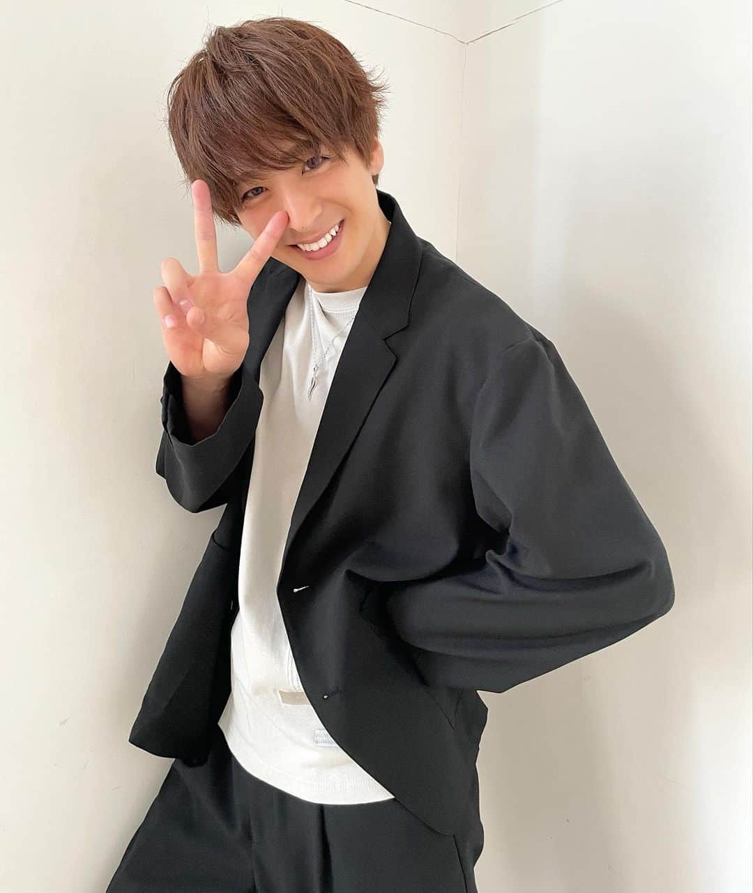 のインスタグラム：「10月こんにちは。 今年も残り3ヶ月。早いもので。  そんな本日、 『●●ちゃん』第6話 #高学歴ちゃん　後編  ABCテレビにて深夜0時55分〜放送です！！ 配信はTVerとDMM TVです！  高学歴がコンプレックスの貴子が出会ったのは、アメリカの名門大学・MITを卒業した佐々木。果たしてこれは運命の出会いだと思っていいの？！  どうなる！貴子！ 高学歴ちゃん編、どんな結末を迎えるのでしょうか。お楽しみに🌹  @marumaru_drama  #まるまるちゃん #ABCテレビ」