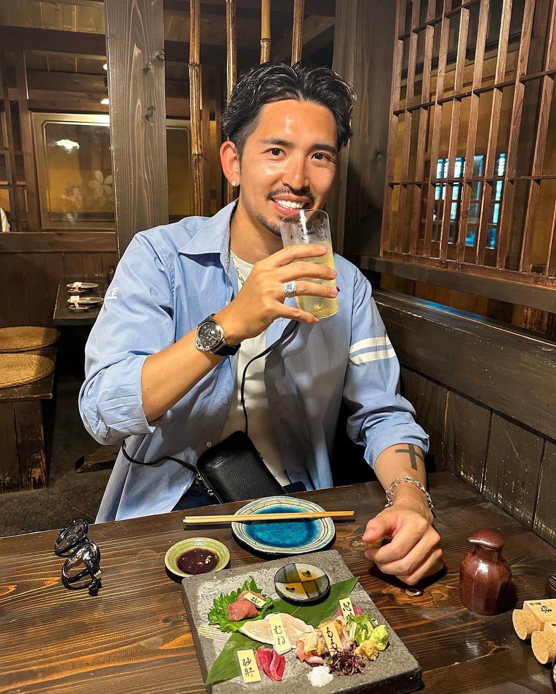 ken_navyのインスタグラム：「他の投稿は @ken_navy をご覧下さい🫶❣️  久々のプライベート外食👍 外食は月一で良い。笑  美味しかったご馳走様でした😋  ーーーーーーーーーーーーーー 🌕貴方のいいね、コメントが募金されます🍂 募金活動しています！ 投稿のいいね数×1円とコメント数×5円 を月末に集計して 様々な場所へ募金をさせて頂きます。 ９月は公益財団法人どうぶつ基金へ募金しますのでいいね、コメントをお願いします🙇‍♂️ ーーーーーーーーーーーーーー  参考になればいいね👍コメント📝保存💽 お願いします🫶❣️  #メンズファッション #メンズコーデ  #ファッションモデル  #アパレル #デザイナー  #アパレル社長 #オーダースーツ #オーダースーツ大阪 #今日のコーデ #ファッションの悩み」