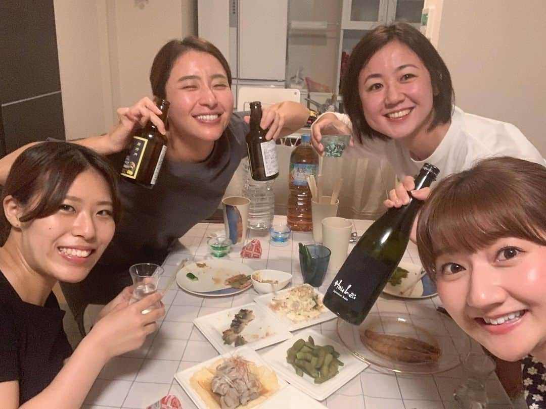 稲葉千秋のインスタグラム：「満月の夜に🌝✨  佳子さんのお家で後輩記者たちと 日本酒パーティーをしました😚🎵  佳子さんがたくさんの おつまみメニューを作ってくださり みんなでお酒を持ち寄って乾杯🍻🥂  最高に美味しくて 最高に楽しい時間でした〜☺️🎵  #同僚飲み  #佳子さんの  #北海道ビールで乾杯  #飲みやすかった  #日本酒女子  #楽しい時間  #ワインまで辿り着かなかった」