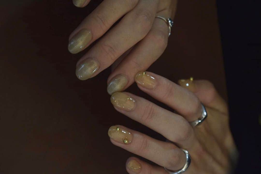 山﨑さおりのインスタグラム：「new🪩 今ウワサのマグネットラインネイルにしてもらった♡ thanks @_coma.nail   #muu_nail#マグネットネイル」
