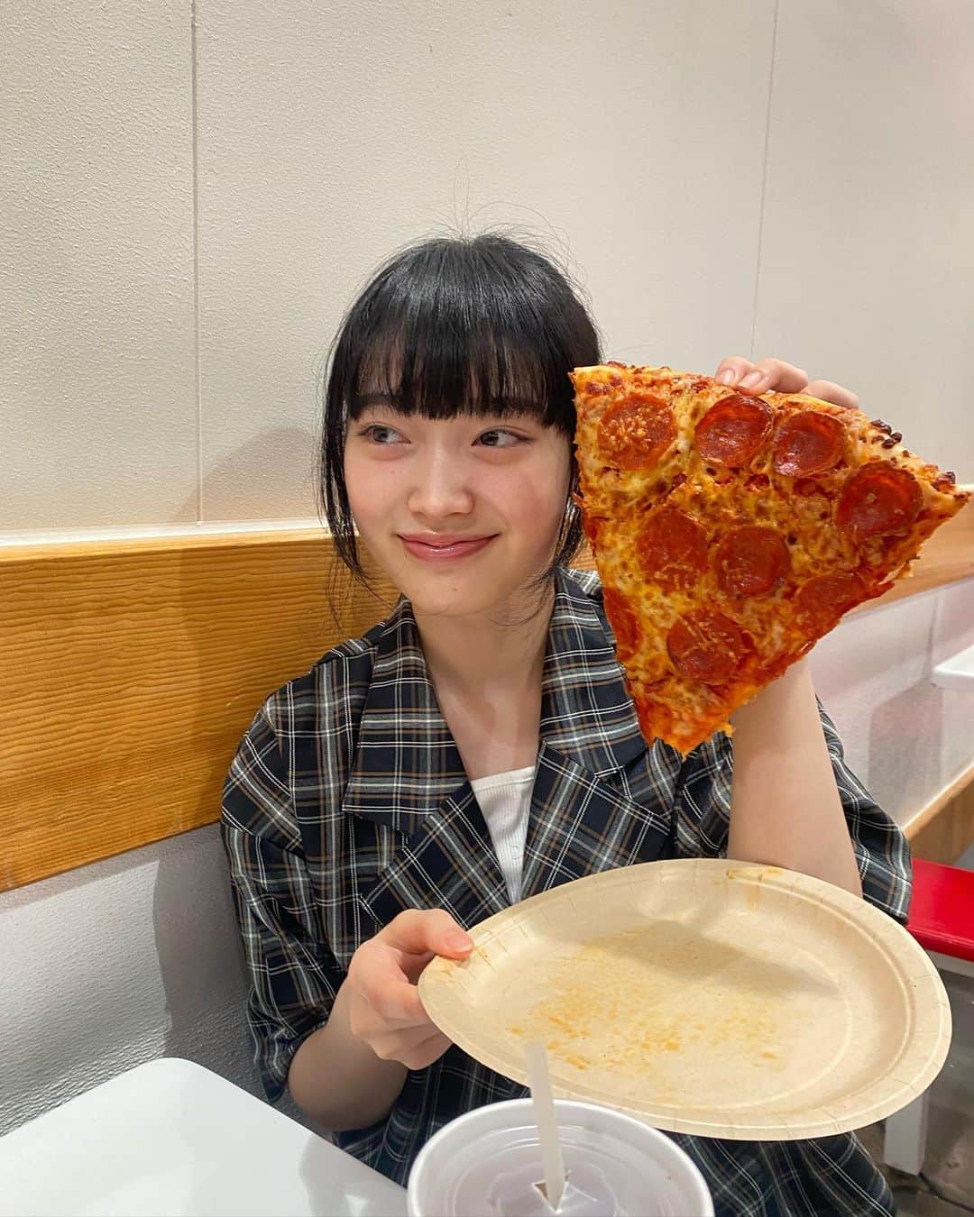 田中海凪と中山碧瞳（ミミナギ）さんのインスタグラム写真 - (田中海凪と中山碧瞳（ミミナギ）Instagram)「🍕❗️  大きいピザ食べた！  ・  ・  (この前にアサイボウルも食べました)  #みみ#06#ljk#jkブランド#ピザ#黒髪ロング」10月1日 20時26分 - mimi_nakayama__official