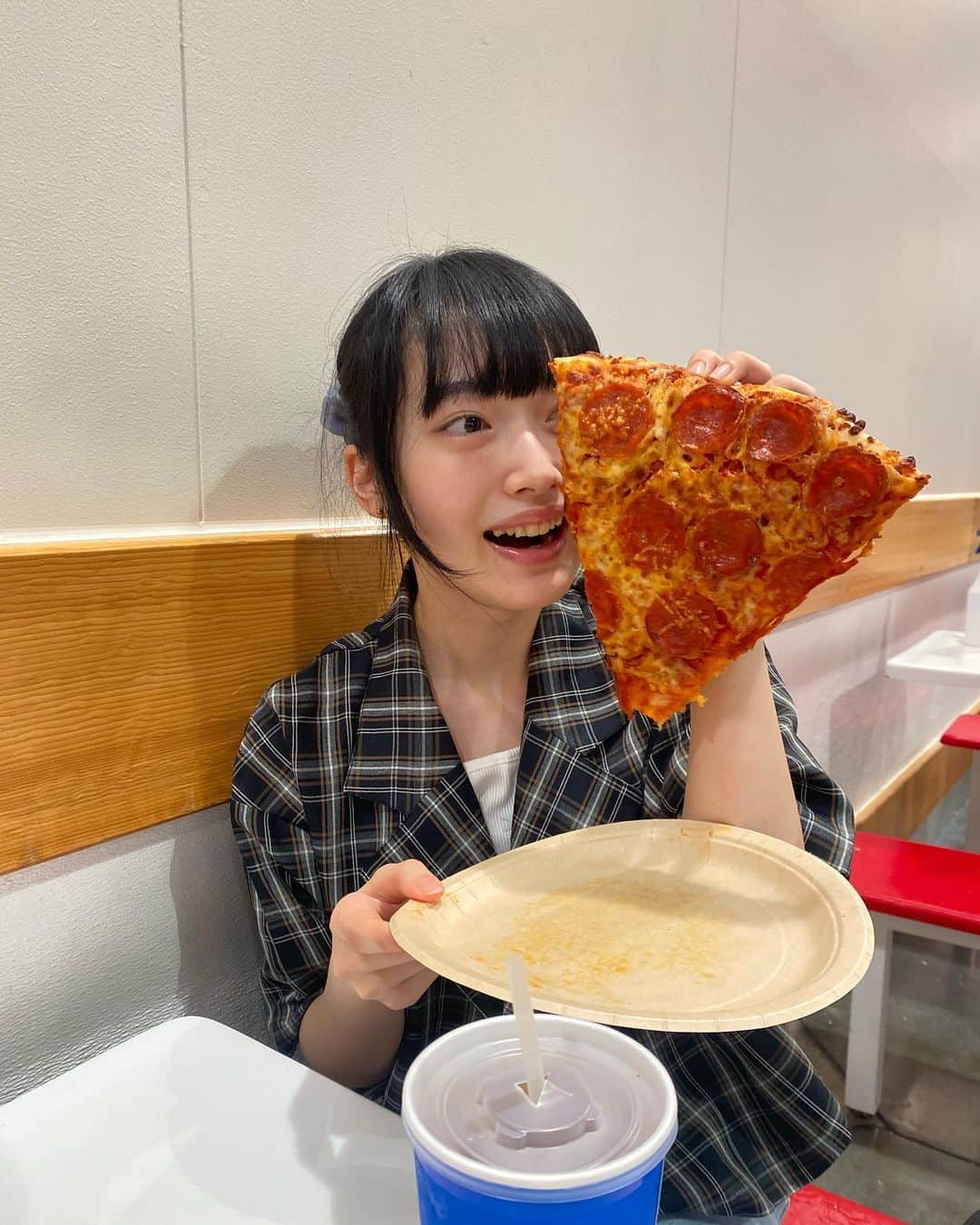 田中海凪と中山碧瞳（ミミナギ）さんのインスタグラム写真 - (田中海凪と中山碧瞳（ミミナギ）Instagram)「🍕❗️  大きいピザ食べた！  ・  ・  (この前にアサイボウルも食べました)  #みみ#06#ljk#jkブランド#ピザ#黒髪ロング」10月1日 20時26分 - mimi_nakayama__official