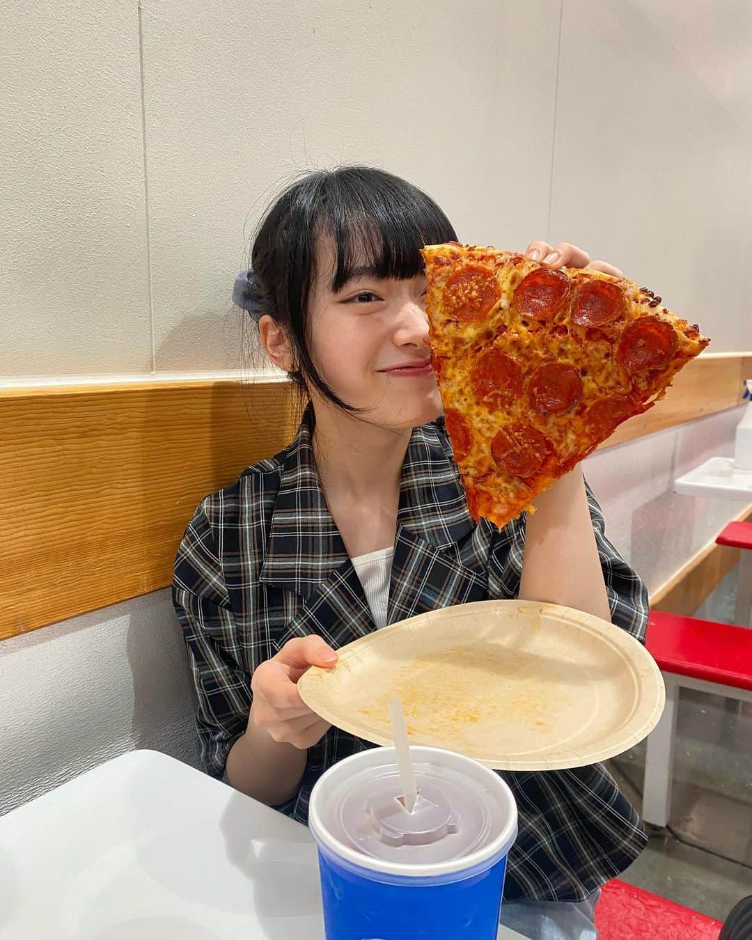 田中海凪と中山碧瞳（ミミナギ）さんのインスタグラム写真 - (田中海凪と中山碧瞳（ミミナギ）Instagram)「🍕❗️  大きいピザ食べた！  ・  ・  (この前にアサイボウルも食べました)  #みみ#06#ljk#jkブランド#ピザ#黒髪ロング」10月1日 20時26分 - mimi_nakayama__official