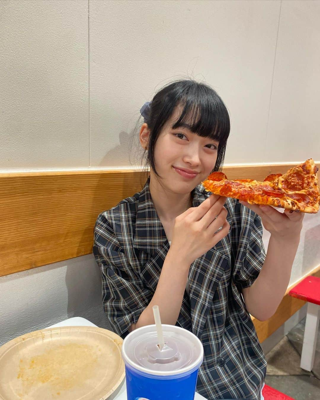 田中海凪と中山碧瞳（ミミナギ）のインスタグラム：「🍕❗️  大きいピザ食べた！  ・  ・  (この前にアサイボウルも食べました)  #みみ#06#ljk#jkブランド#ピザ#黒髪ロング」