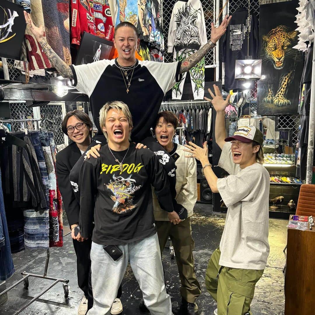 コンボイのインスタグラム：「やまと&りょーまが来てくれた次の日に🫰  やっぱりお前らは最高だよ🤙いつも楽しい時間をありがとう😁  しょーもない話したり、笑わせる事くらいしか俺には出来ないけど、これからも俺はいつでも地下で待ってるからな🤝  栗まんパイセンはいつも味方や🤙  コムドット、改めて記念日おめでとう㊗️」