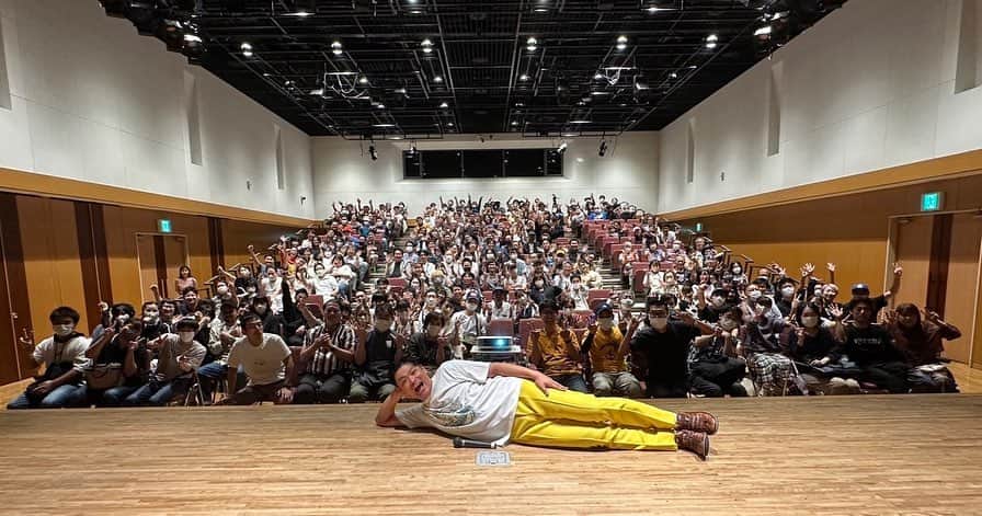 のインスタグラム：「長崎亭キヨちゃんぽん芸歴20周年単独ライブ 『ニジュウマル』  終わりました！  チケット完売！満員御礼！  ミスはいっぱいあったばってん、  それもライブ！  正直大成功でしたーーー！！！  20年…  途中何度も芸人を辞めようと思った日もありましたが、  運がよかったのか、辞める勇気がなかったたけか、  20年芸人やってこれました！  これもマジで皆様のおかげです！  本当にありがとうございました！  これからもサンジュウマル、ヨンジュウマルに向けて頑張っていきます！  長崎をお笑いで盛り上げるばい！  オッケーケーオー！  感想を今夜9時からのYouTube生配信にてゆっくり話したいと思いますので、お時間あればご参加下さい！  #長崎亭キヨちゃんぽん #YouTube #ちゃんぽんチャンネル #プロフィールからサイトに飛べます」