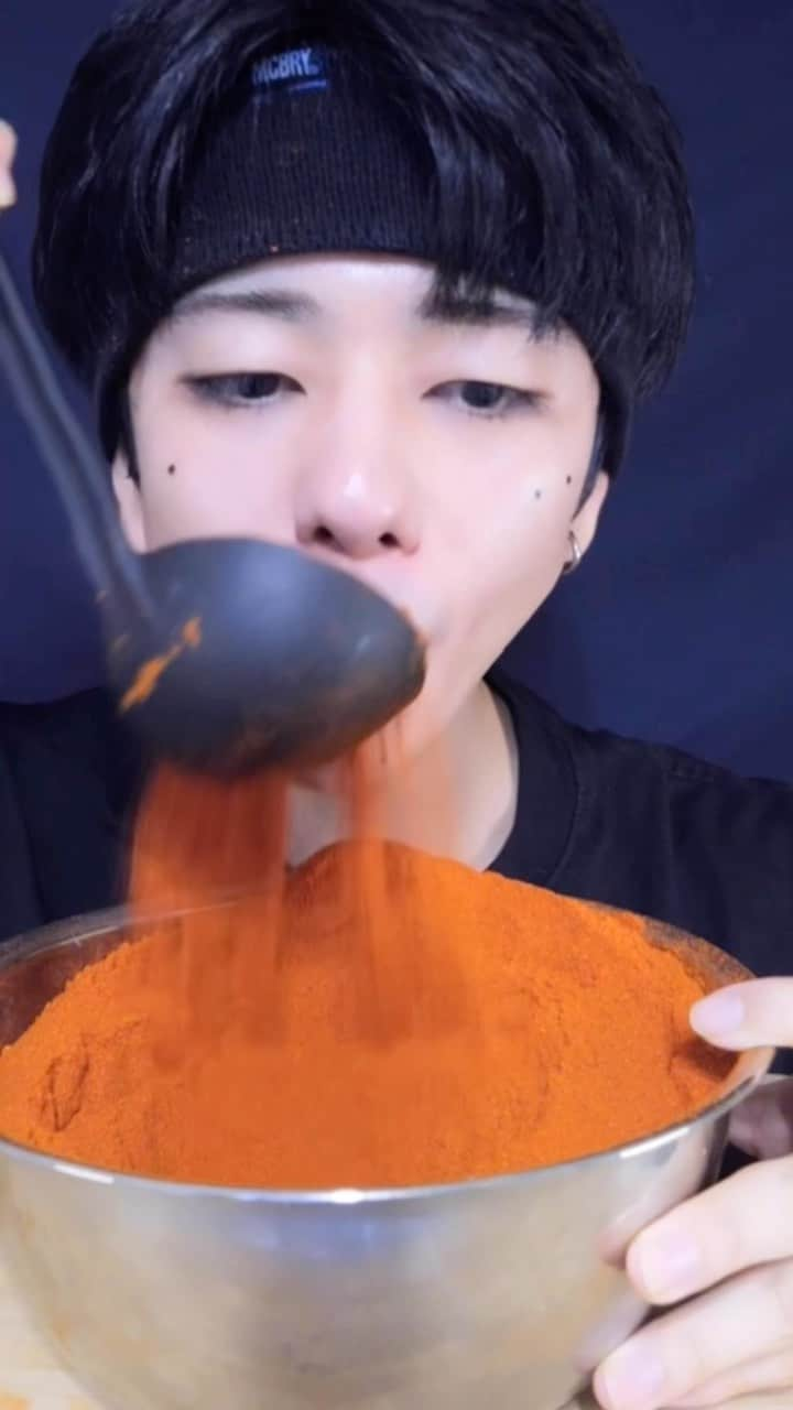 パンナコタのインスタグラム：「かえぽんに唐辛子食べさせてみた🌶  #tiktok #ティックトック」