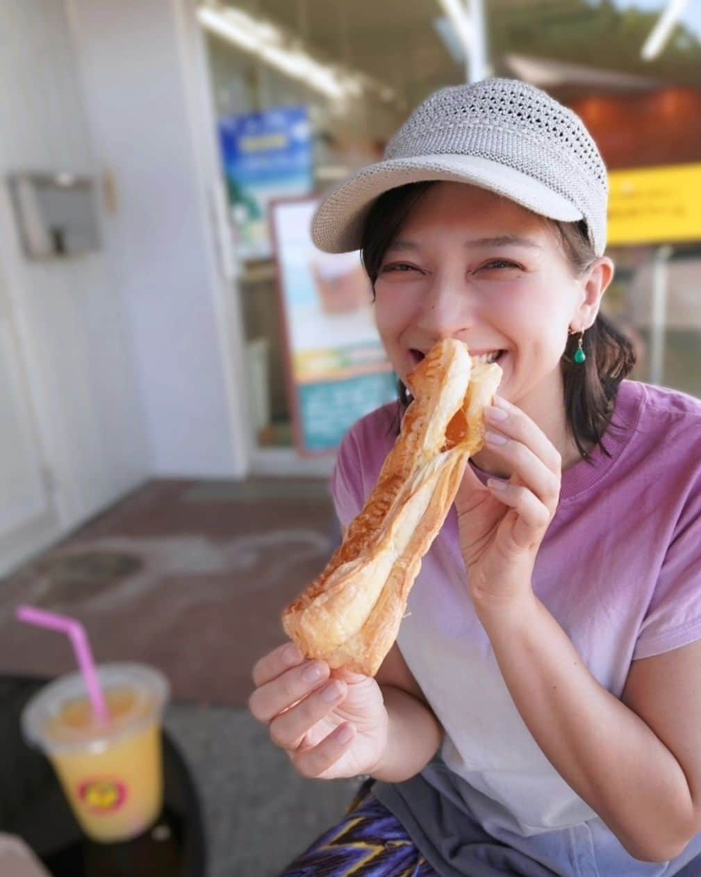 芳美リンのインスタグラム：「🗾沖縄/石垣島 Ishigaki island/Okinawa  顔より大きい！？ パイナップルパイ🍍  石垣島 SUN ファームさんにて、 パイナップルパイ作り🍍  欲張ってジャムを詰め込みすぎて、 溢れてしまった。（笑）  アップルパイは何度か作ったことがあるけど、 パイナップルは初めて！  果実の美味しさがギュギュっと詰まっていて最高♡  ラナちゃんパイナップル大好きなので、 おうちでも挑戦してみたいな。  石垣島のパイナップルは甘くて美味しい♡ ジュースにもごろっと大きな果肉が入っていました。  季節によってはマンゴーも食べられます。 石垣島へ行ったらぜひフルーツも堪能して下さいね＼(^o^)／  @ishigakijimasunfarm #石垣SUNファーム #パイナップルパイ#パイ作り#手作りパイ #沖縄旅行#japantrip#okinawa#ishigakiisland#石垣島 #旅スタグラム」