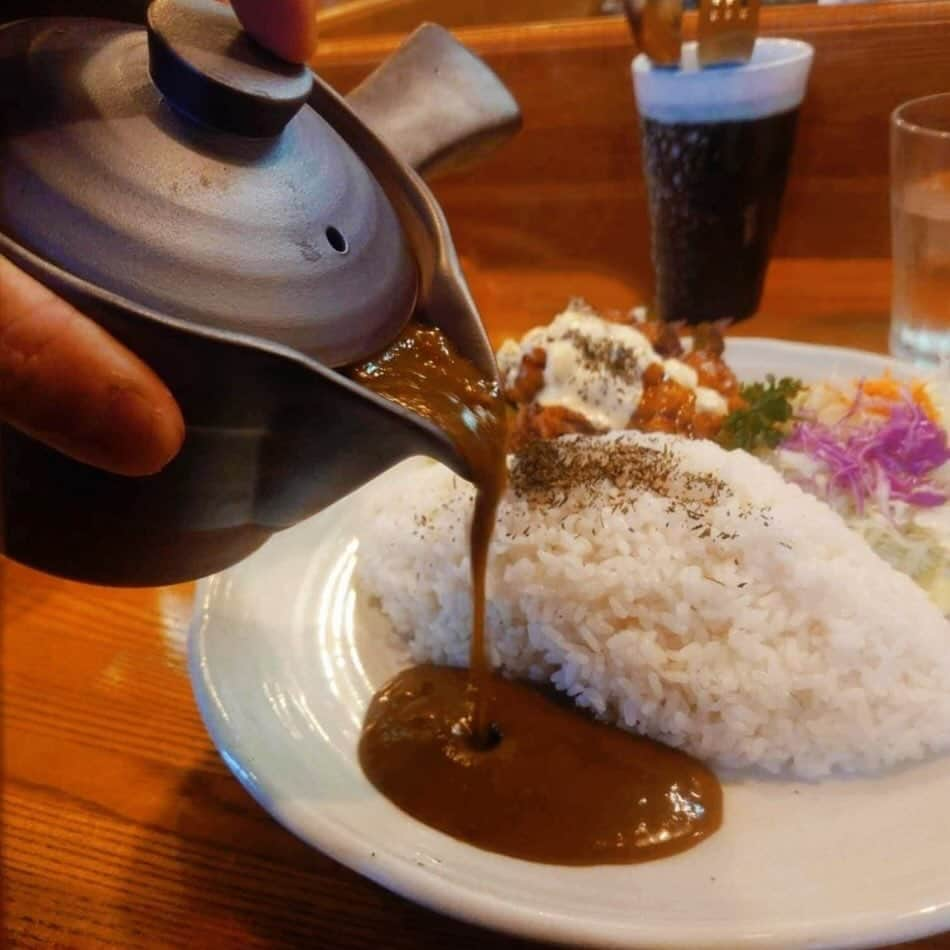 チキン南蛮カレーのルウ王子のインスタグラム：「世界初！ 急須で注ぐほうじ茶カレー！ おかげさまで大人気すぎて お昼で完売！  たくさんのご注文に 心より感謝でござルウ！ ★ ★ #カレー好きと繋がりたい #チキン南蛮カレー #都城ランチ #カレー #宮崎グルメ #都城カレー #カレー倶楽部ルウ #宮崎 #都城 #カレー好きな人と繋がりたい #宮崎ランチ #都城メンチ #チキン南蛮 #ミート券 #都城市プレミアム付スマイル商品券」