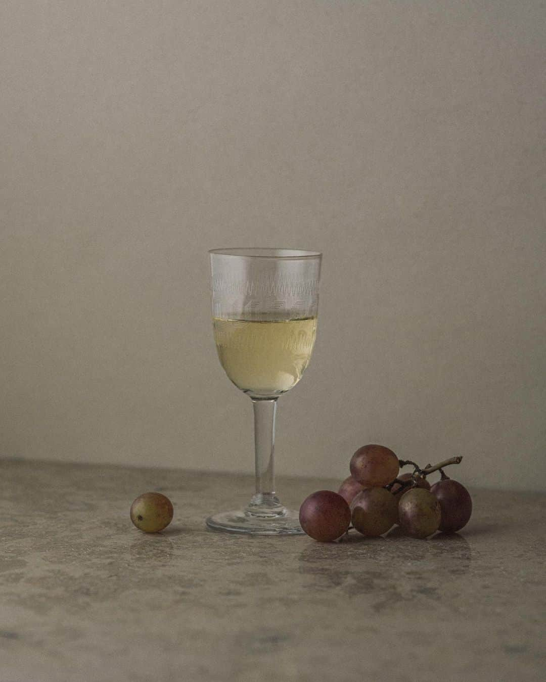 Nanaさんのインスタグラム写真 - (NanaInstagram)「vintage glass🍇🍷 3つ前の投稿のアザーカット  今月から、#aurora写真塾 10月期がスタートします。初回10/7の講座は秋のテーブルフォトがテーマ。 秋らしい被写体をご持参ください。(何でも大丈夫です。撮りたいものをご持参ください🙇🏻‍♀️)  #sonya7iv #vintagestylephotography  #無花果 #テーブルフォト」10月1日 20時25分 - necozalenky_life