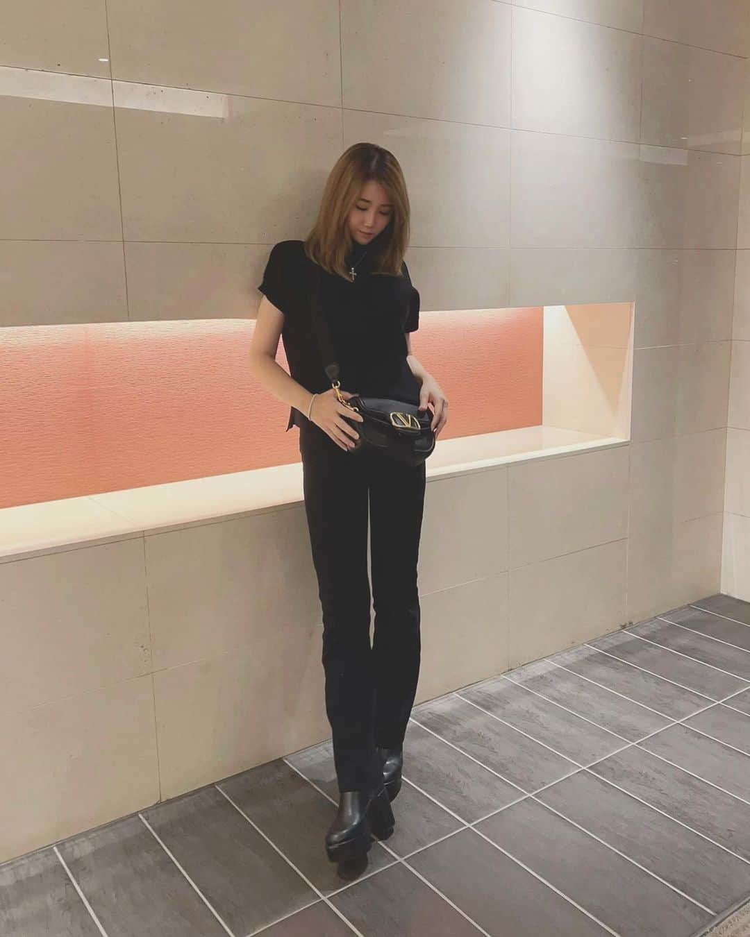 芹澤明日香さんのインスタグラム写真 - (芹澤明日香Instagram)「. Black🖤🖤🖤 Do you like?  #momfashion  #blackcode  #高身長女子  #高身長女子コーデ  #172cm」10月1日 20時34分 - 1219asuka