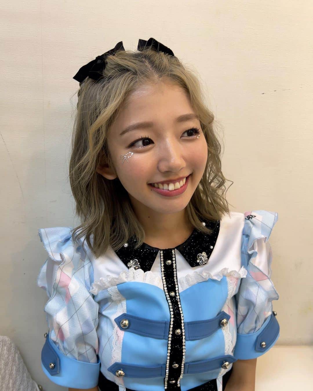 里菜さんのインスタグラム写真 - (里菜Instagram)「・ 最近はラインストーンをアレンジしてつけるのが好きです🫰💓」10月1日 20時27分 - rina_crownpop
