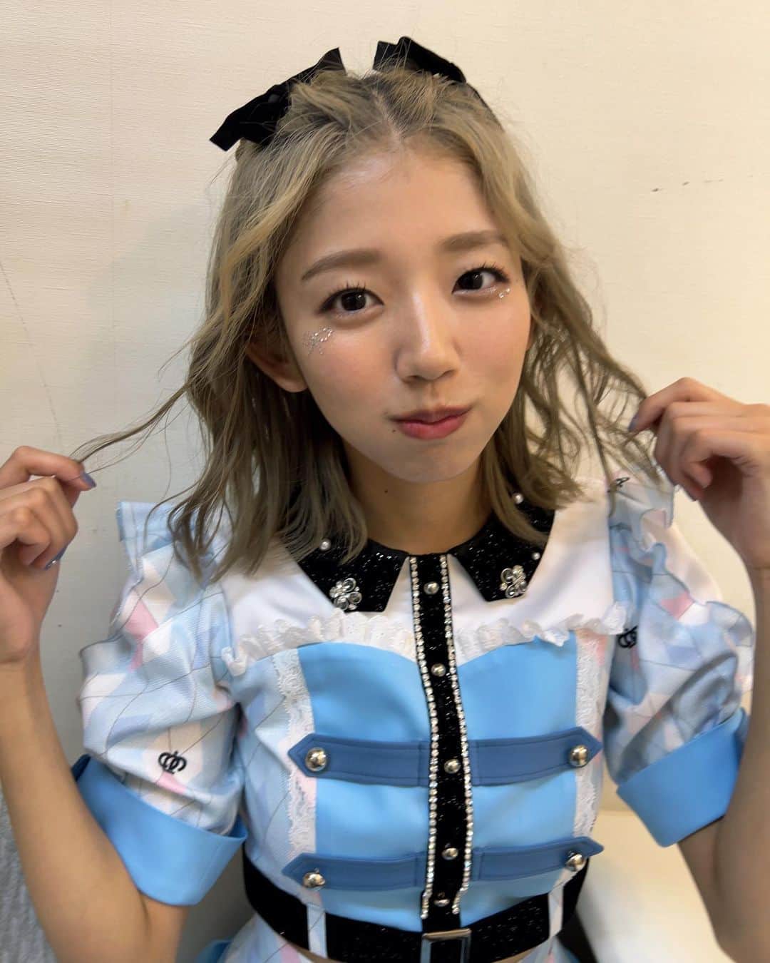 里菜さんのインスタグラム写真 - (里菜Instagram)「・ 最近はラインストーンをアレンジしてつけるのが好きです🫰💓」10月1日 20時27分 - rina_crownpop